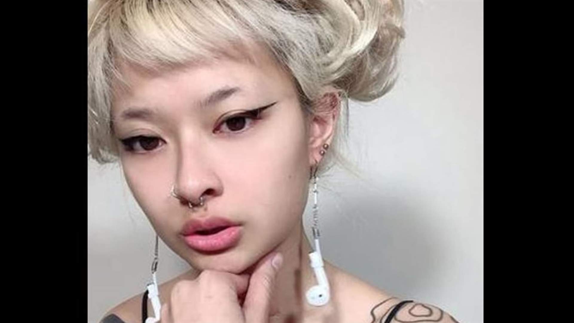 شابة حوّلت الـAirpods إلى أقراطٍ مميّزة للأذن... كيف؟ (فيديو)