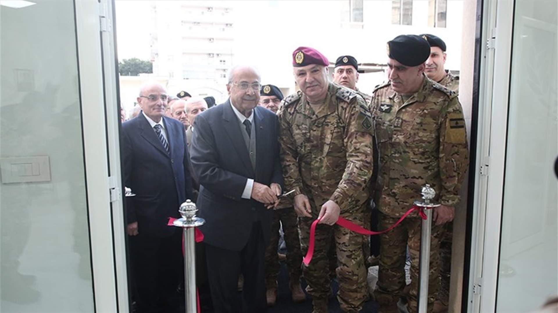 قائد الجيش: المؤسسة العسكرية تولي الطبابة اهتماما خاصا