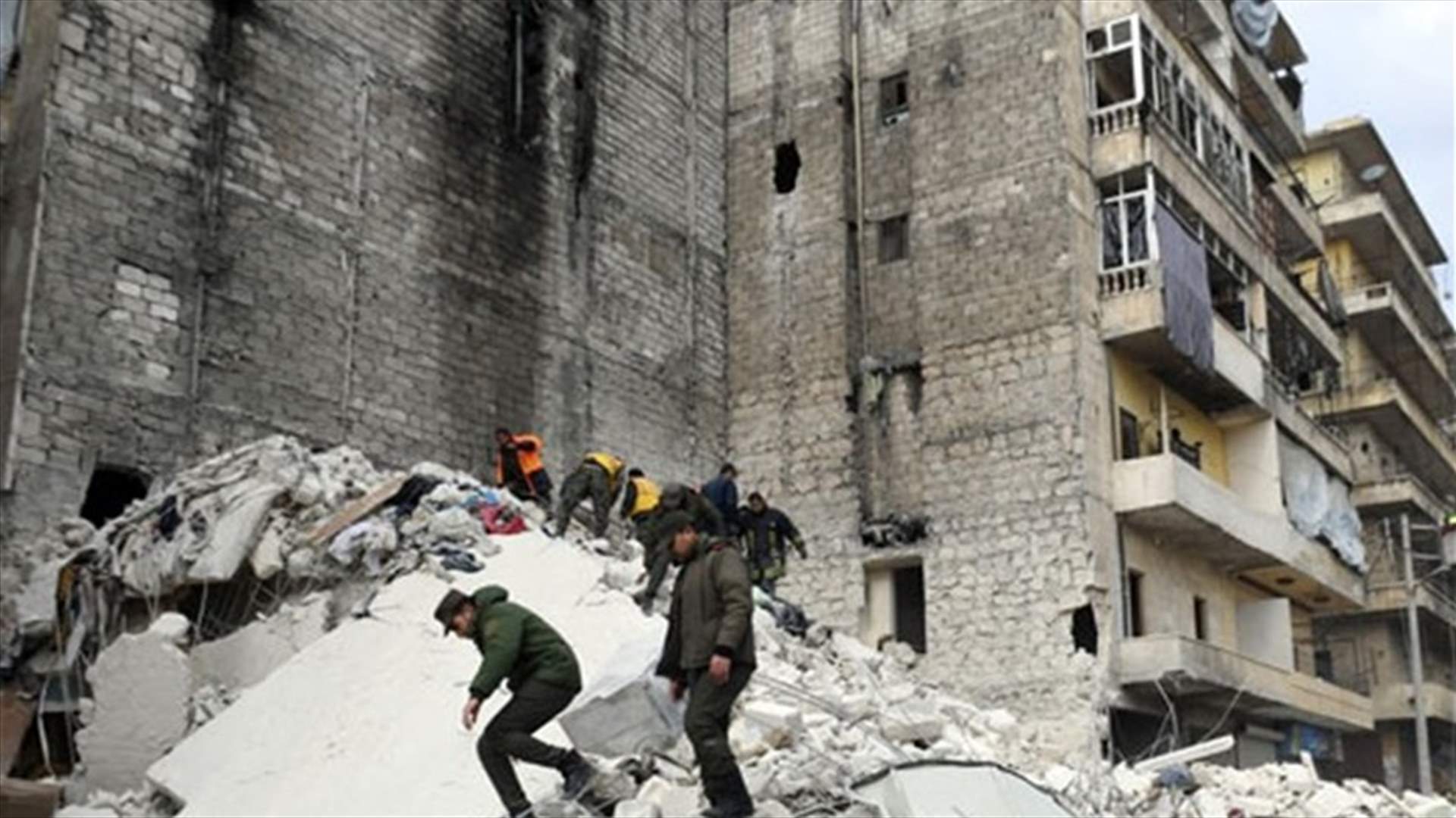 قتلى نتيجة انهيار مبنى سكني في حلب (صور)
