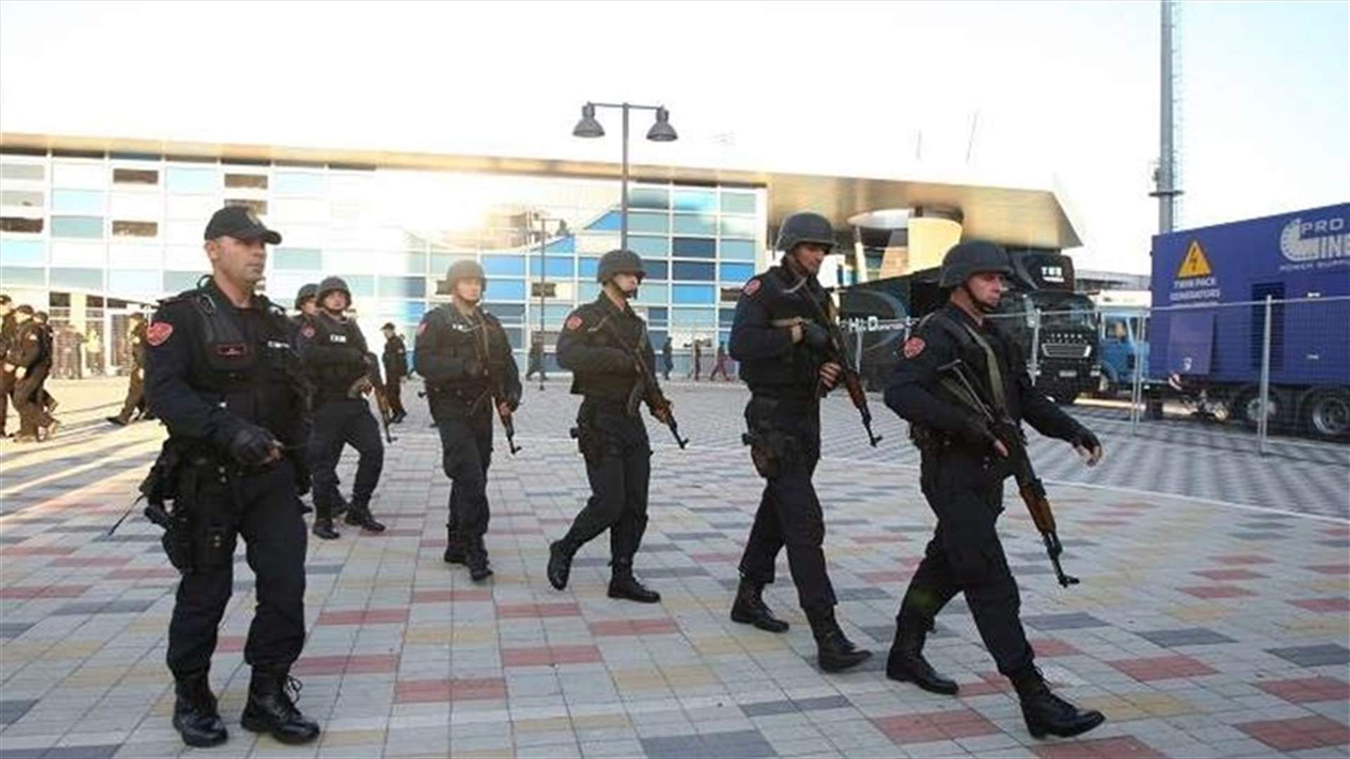 ألبانيا توقف 32 شخصا بتهم تهريب مهاجرين