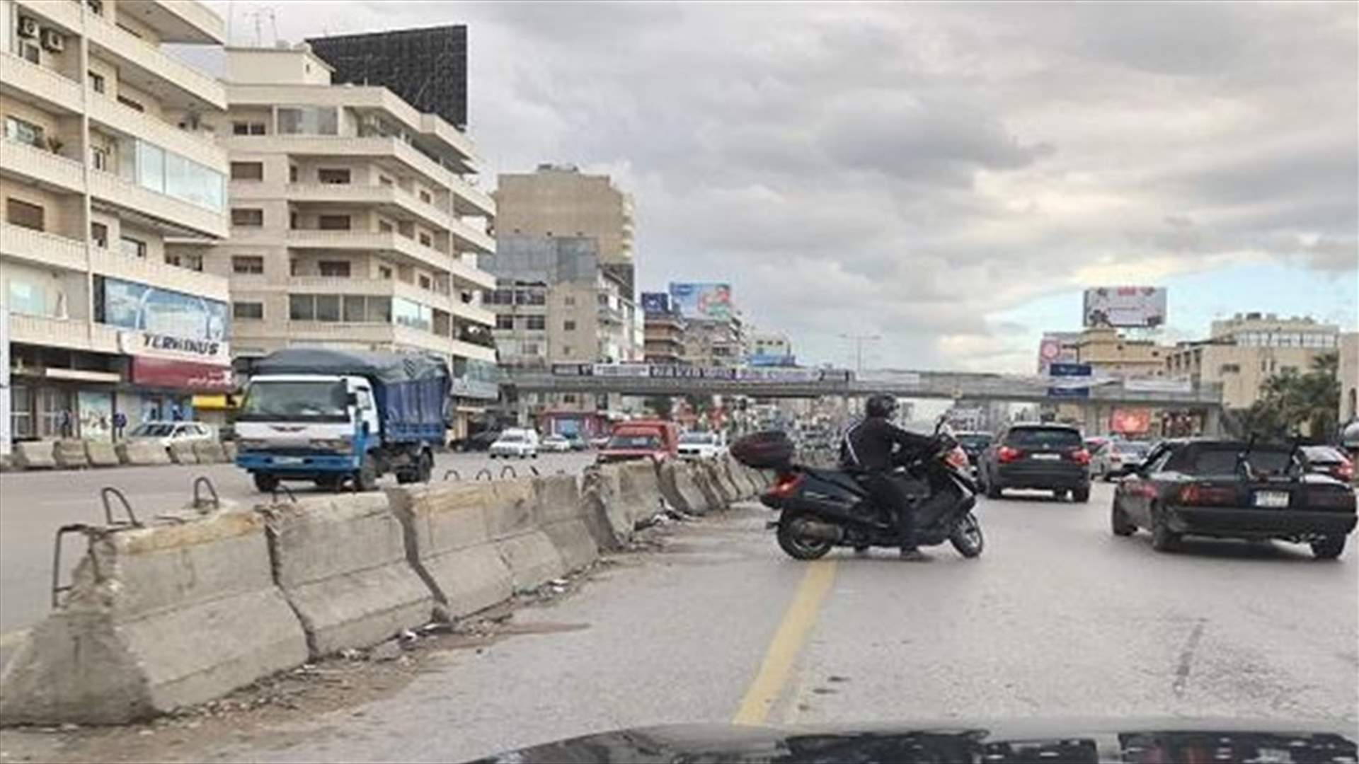 لحظة انقلاب شاحنة اثر اصطدامها بـ&quot;بيك آب&quot; في جل الديب (فيديو)