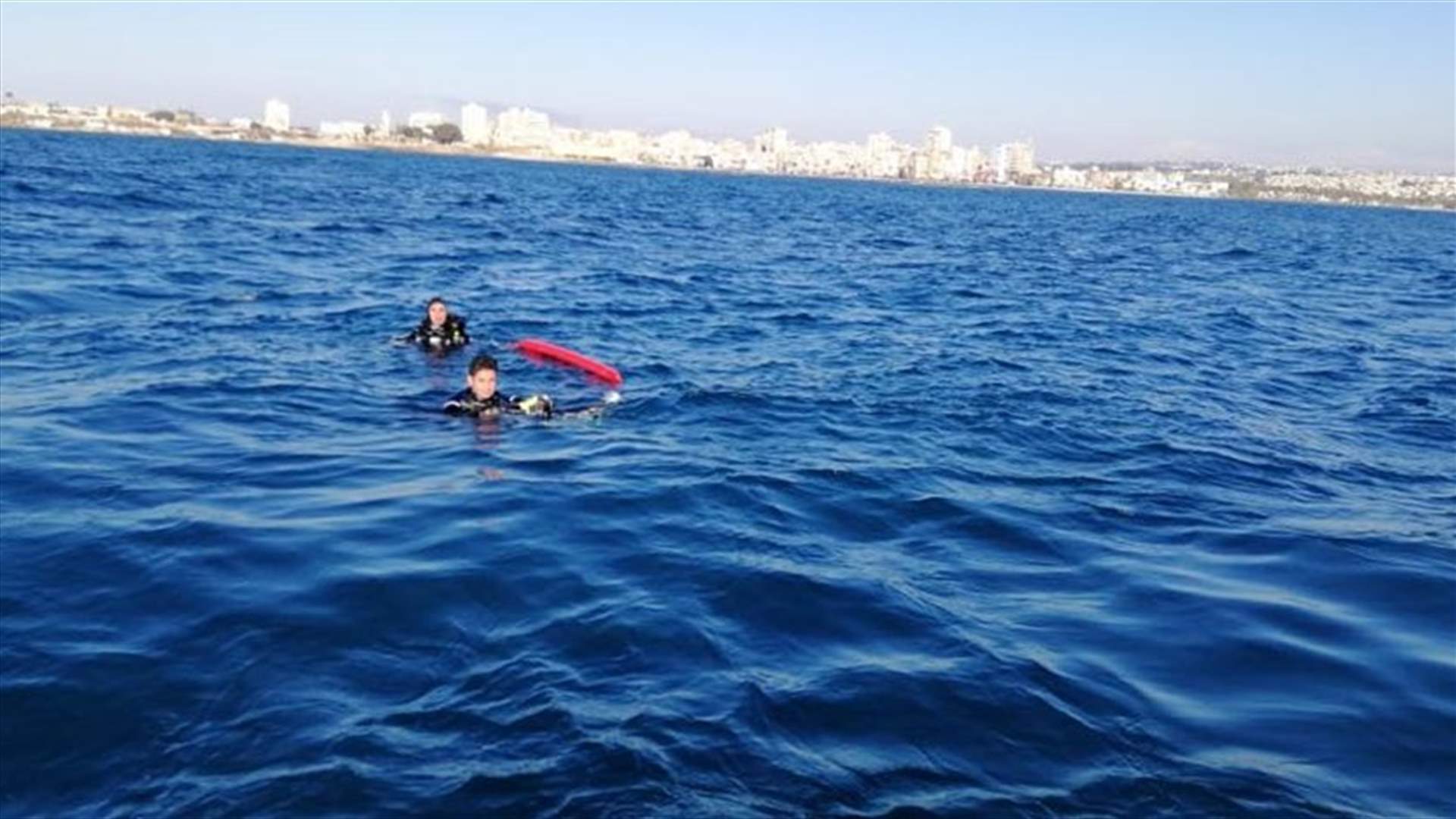 الدفاع المدني أنقذ غطاسين اثنين فقدا في بحر صور...