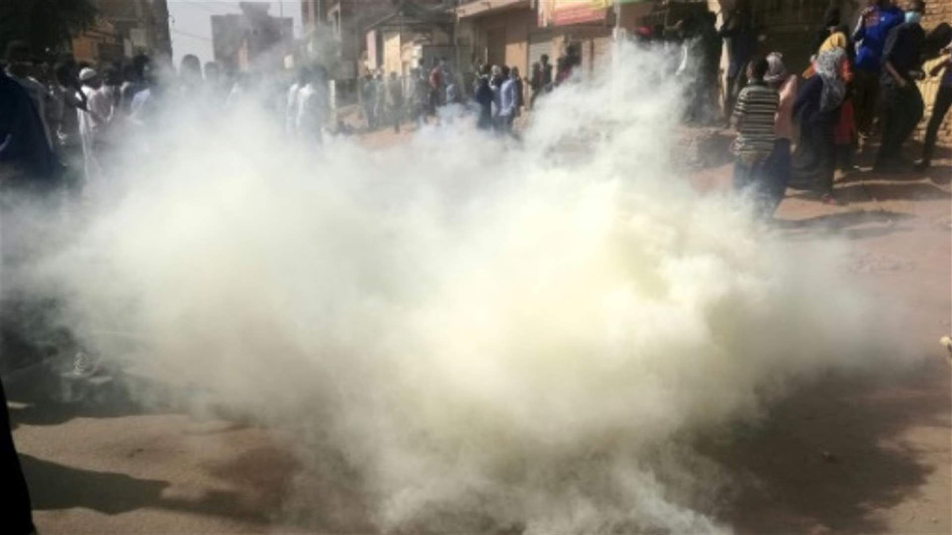 الشرطة تطلق الغاز المسيل للدموع على تظاهرات جديدة في السودان