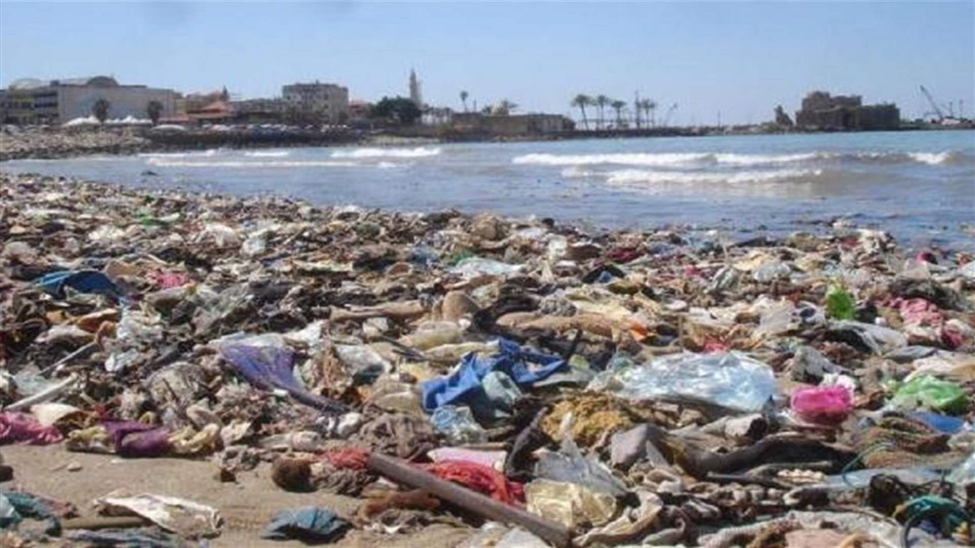 رائحة النفايات تفوح في ساحل المتن...ولا من يبالي