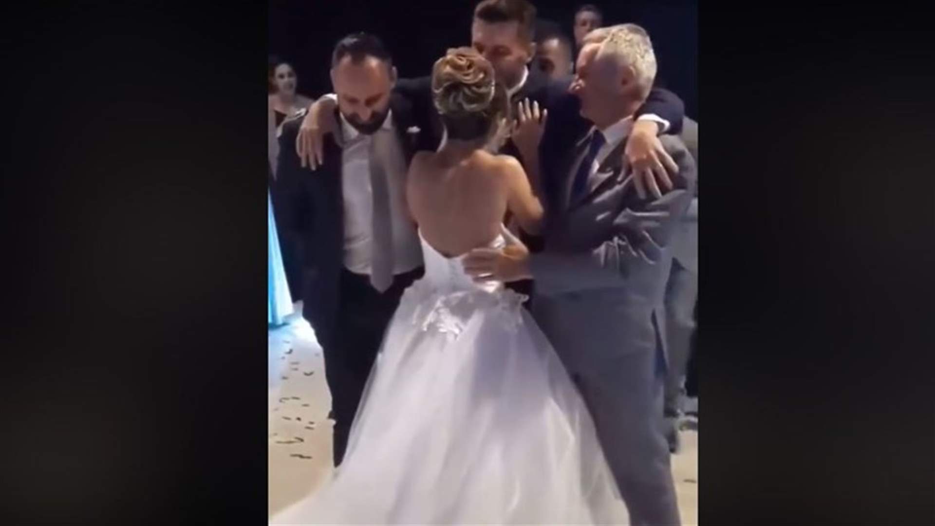 أب يُساعد ابنه المقعد ليؤدي رقصته الأولى مع زوجته... فيديو مؤثر