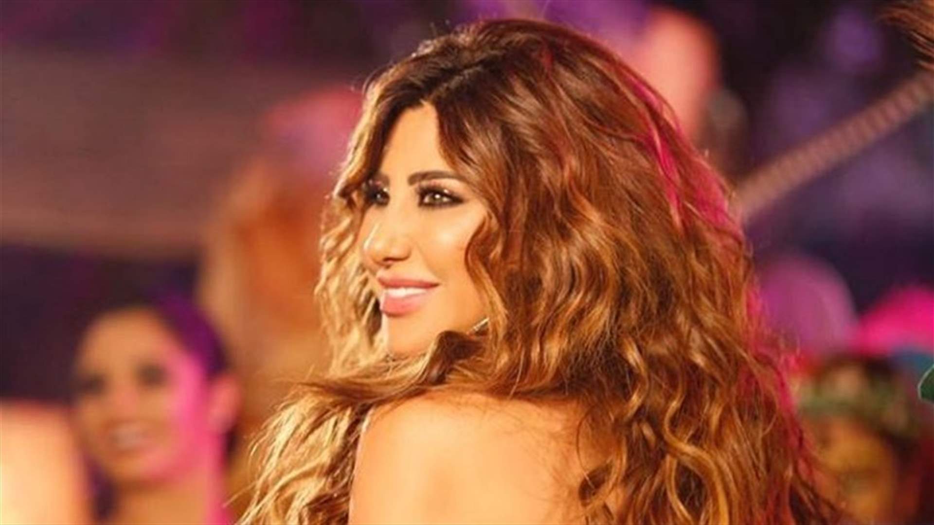 معانقة تاريخية بين البابا فرنسيس والشيخ الأزهر.. لحظة بكت فيها نجوى كرم!