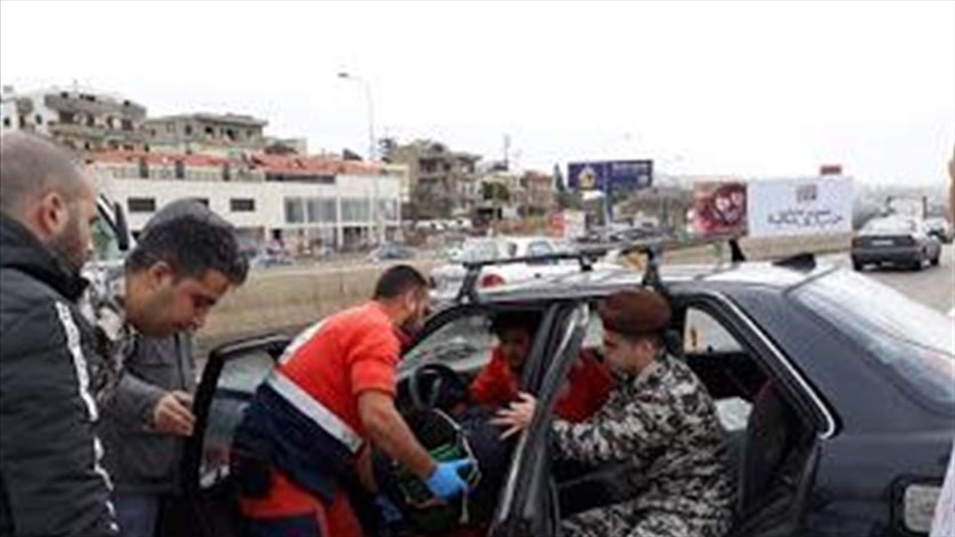 في صيدا...انحرفت سيارته واصطدمت بالحاجز الوسطي للطريق (صور)