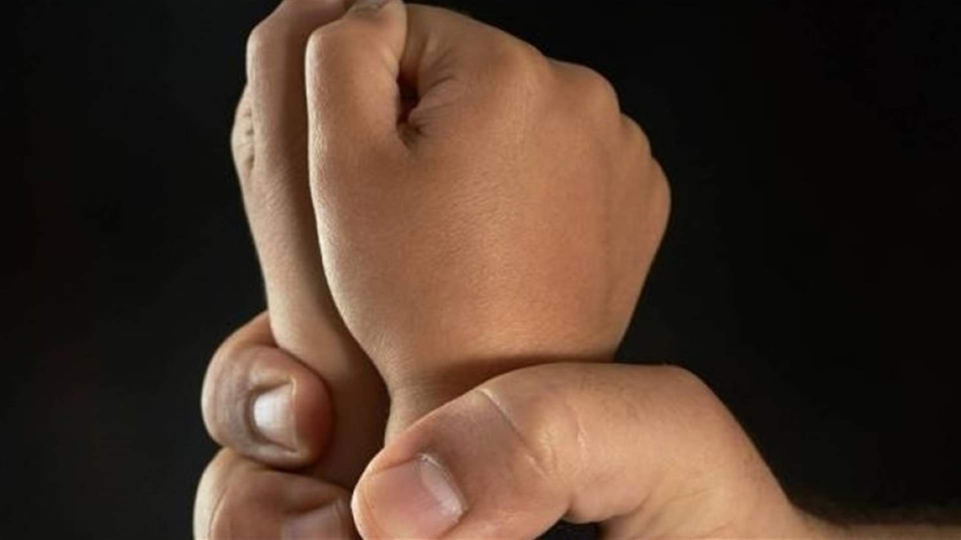 أب عذب ابنته حتى الموت... قيّدها وأطفأ السجائر في جسدها!