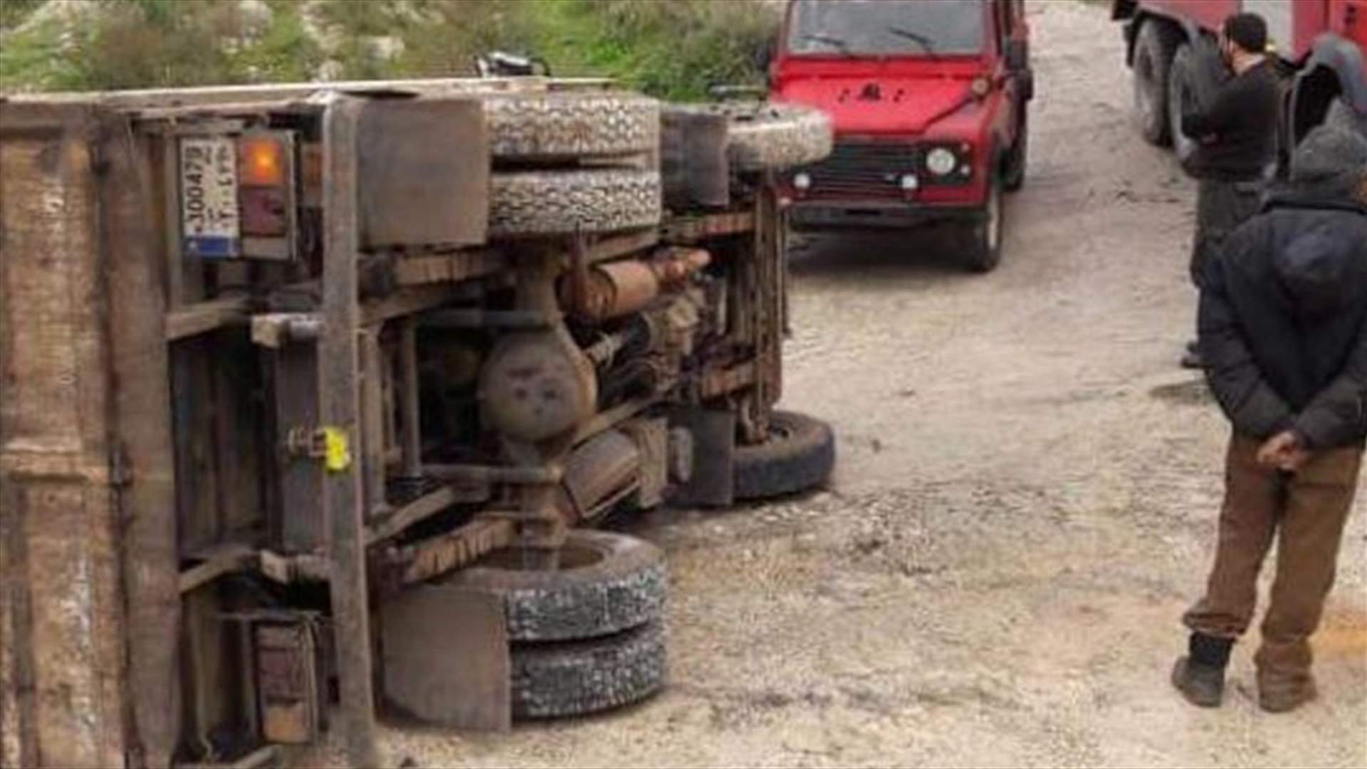 إصابة سائق شاحنة جراء إنقلاب شاحنته في كفرحزير (صورة)