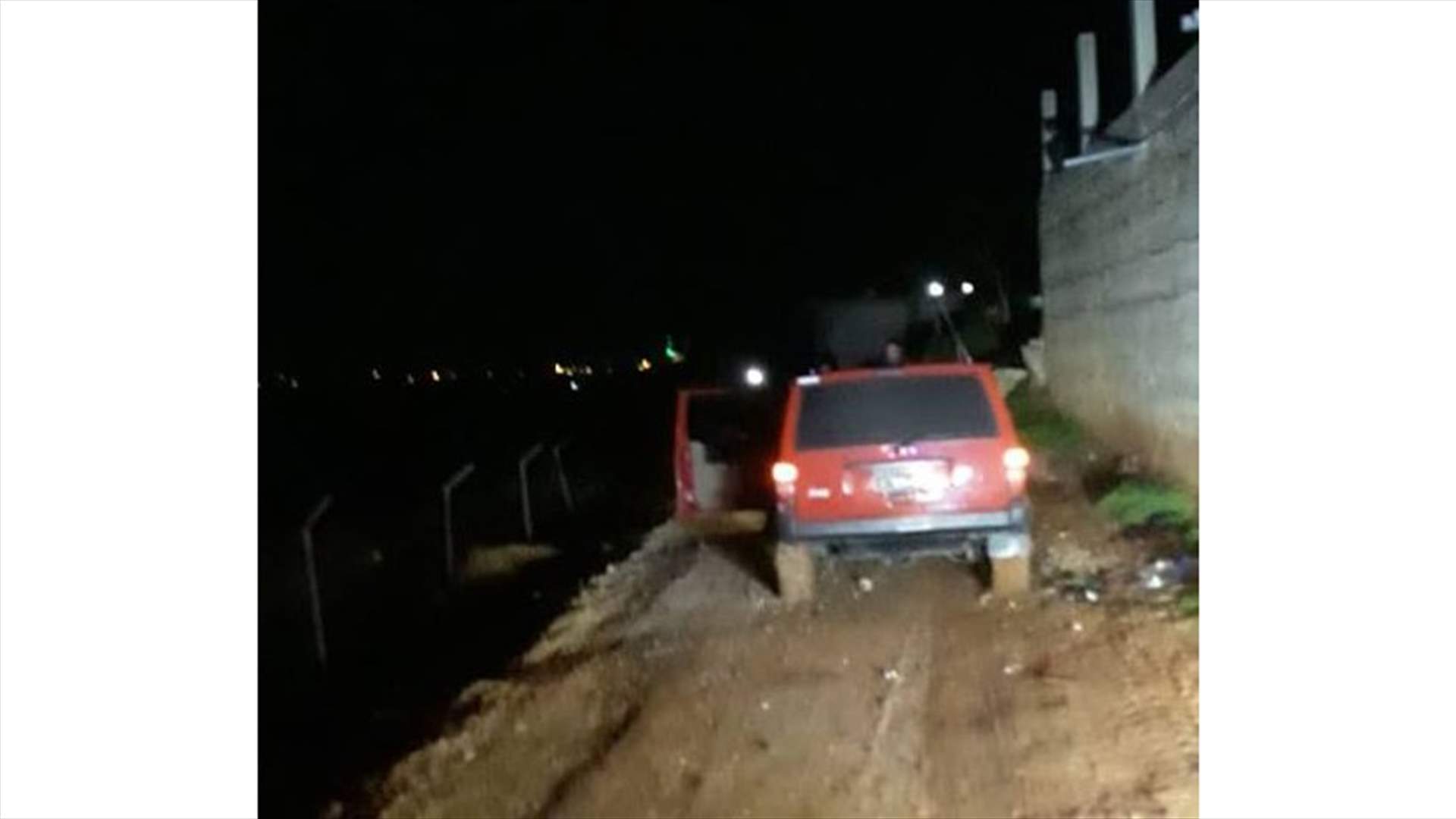الدفاع المدني يُنقذ مواطنين حاصرتهم الوحول داخل سيارتهم في الشحيمية