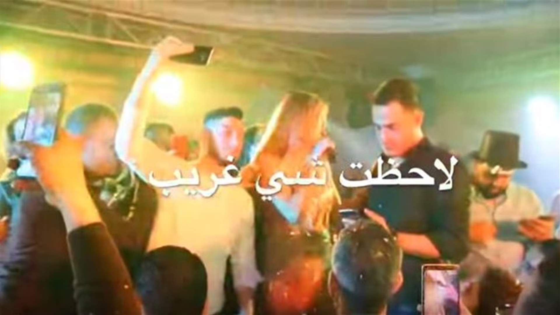 رجل يتحرّش بدومينيك حوراني.. فضيحة ونوبة صراخ على المسرح (فيديو)
