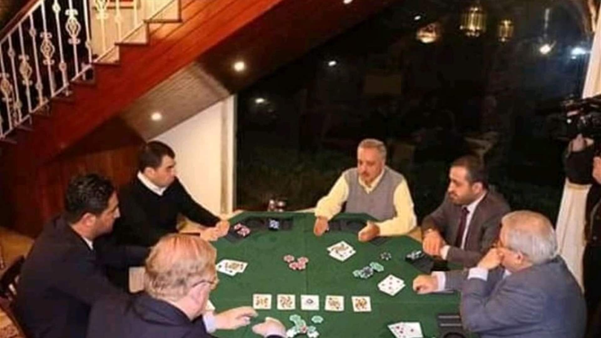صورة لنواب ووزراء على طاولة "لعب الورق" تُشعل مواقع التواصل الاجتماعي... وهذه حقيقتها