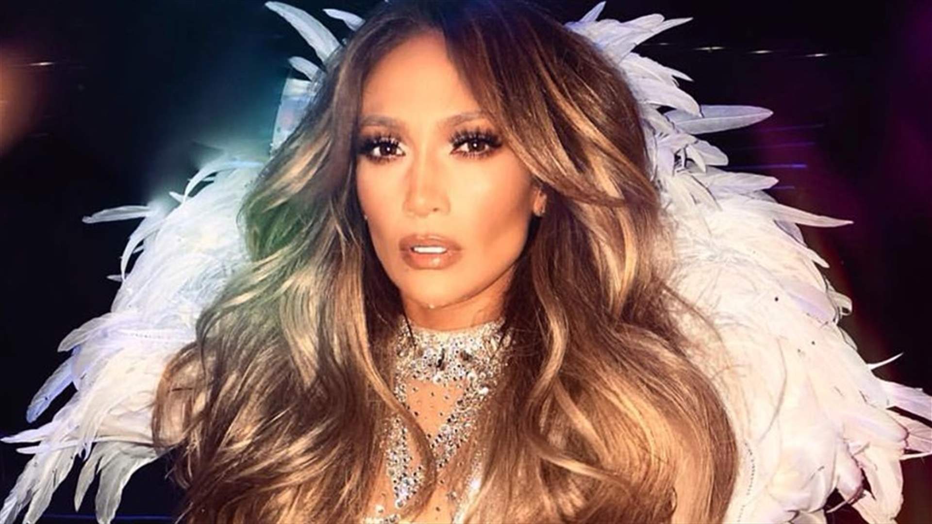 جينيفر لوبيز تُشعل حفل الغرامي بتصميم مثير حمل توقيع زهير مراد (صورة)