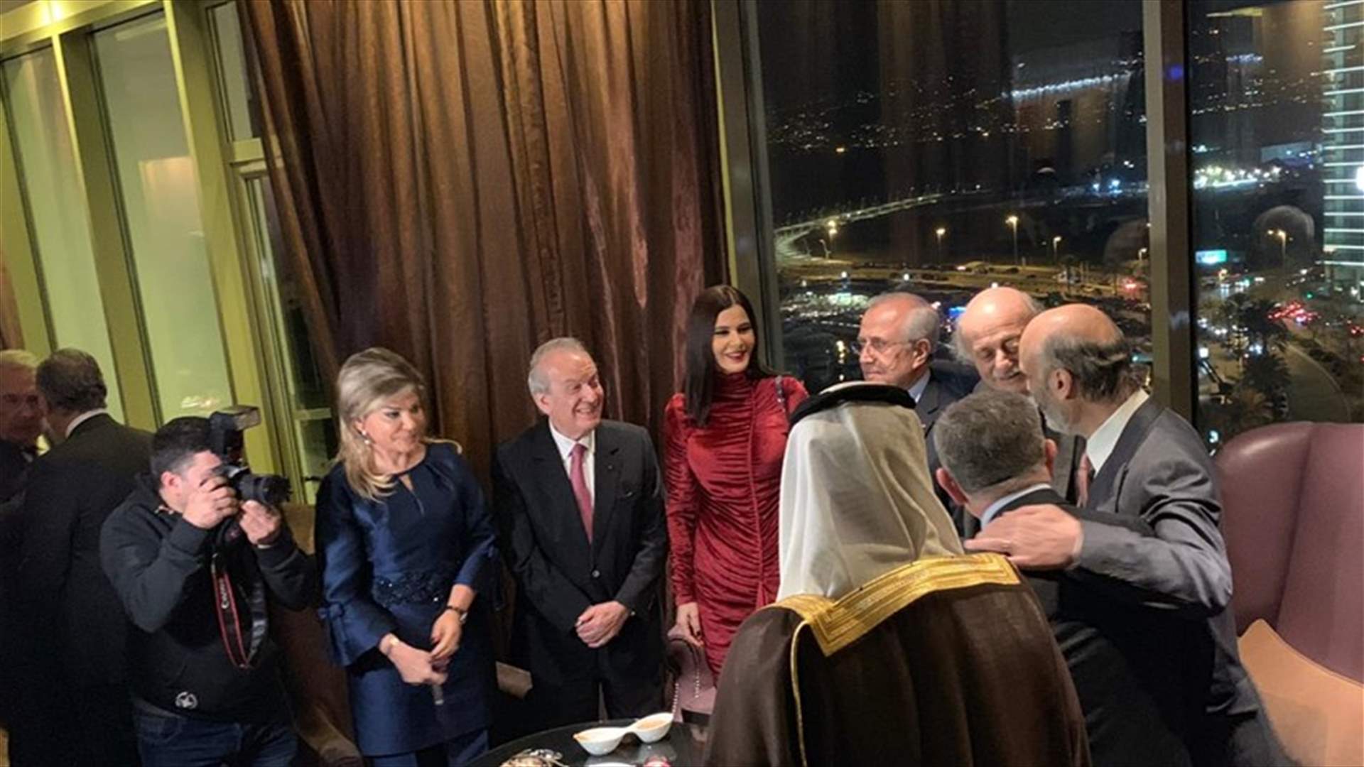 عشاء بدعوة من السفارة السعودية يجمع الرؤساء والوزراء والنواب... ودردشة بين الحريري وجنبلاط (صور)