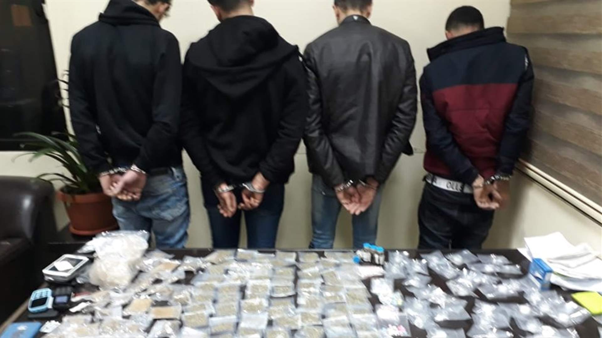 مداهمة شقة لتخزين المخدرات في طريق الجديدة وتوقيف عدد من المروجين