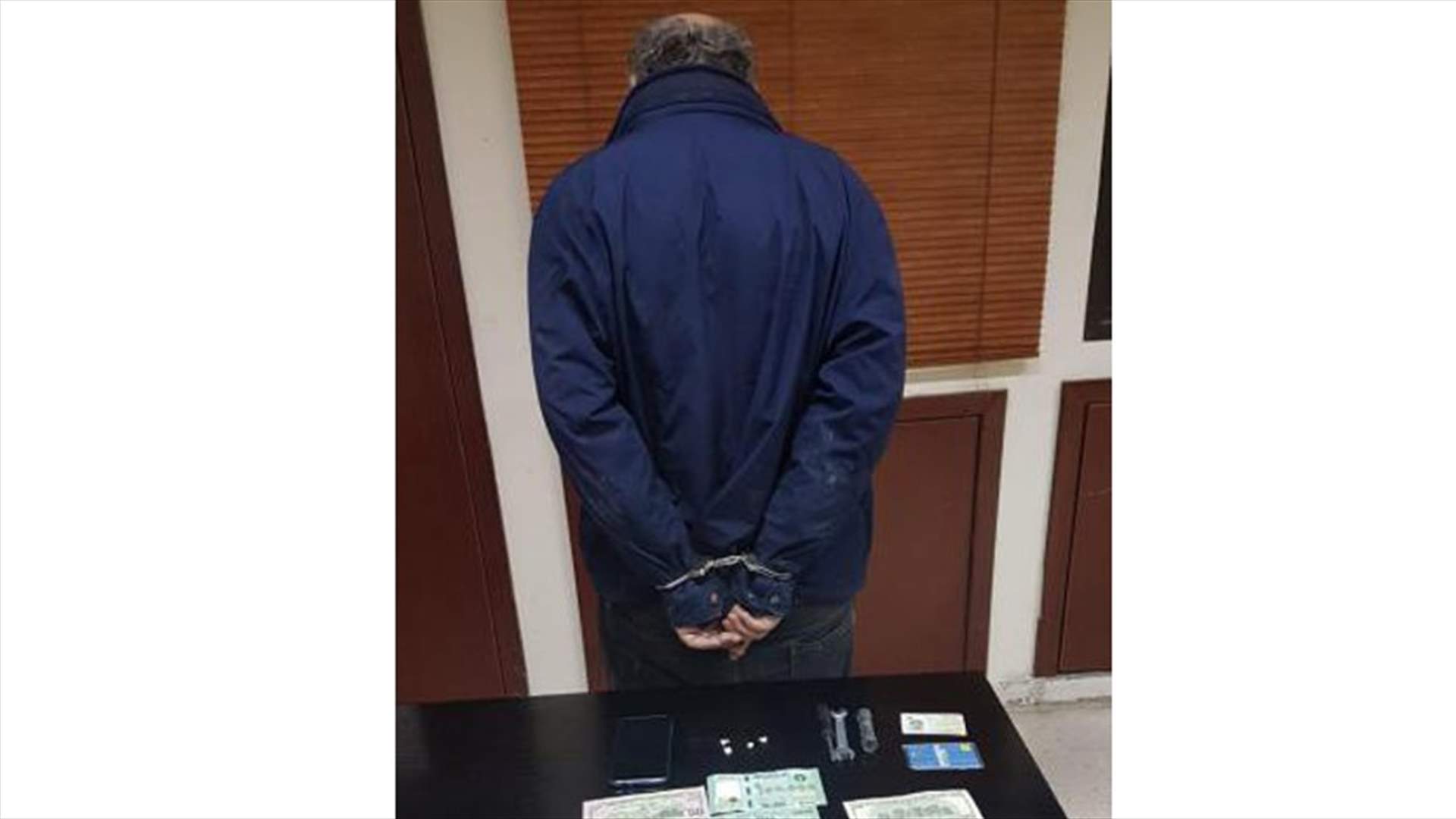 في بئر حسن... أوقف بالجرم المشهود أثناء بحثه في السيارات عن شيء ليسرقه