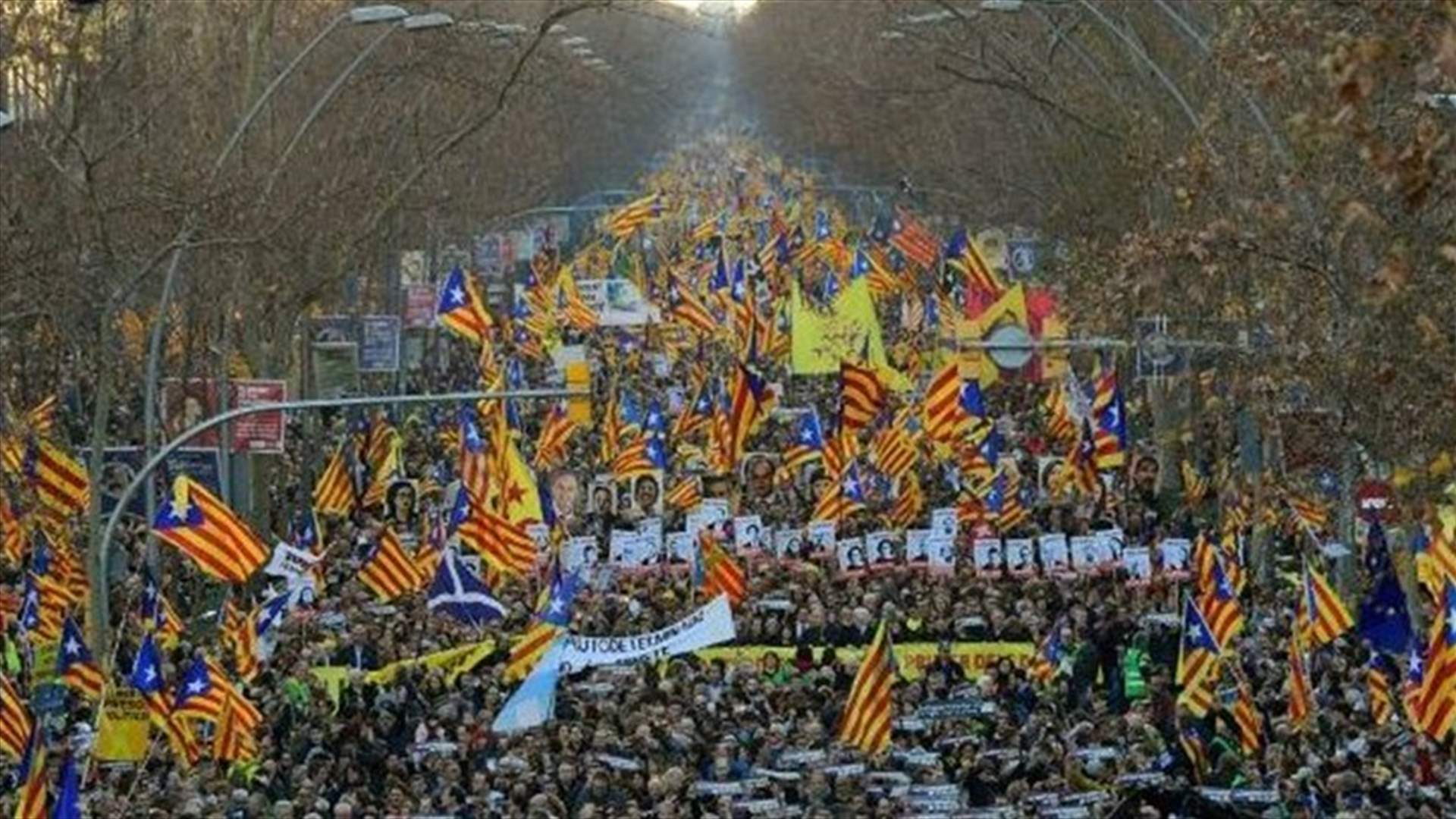 عشرات آلاف المتظاهرين في برشلونة احتجاجا على محاكمة الإنفصاليين