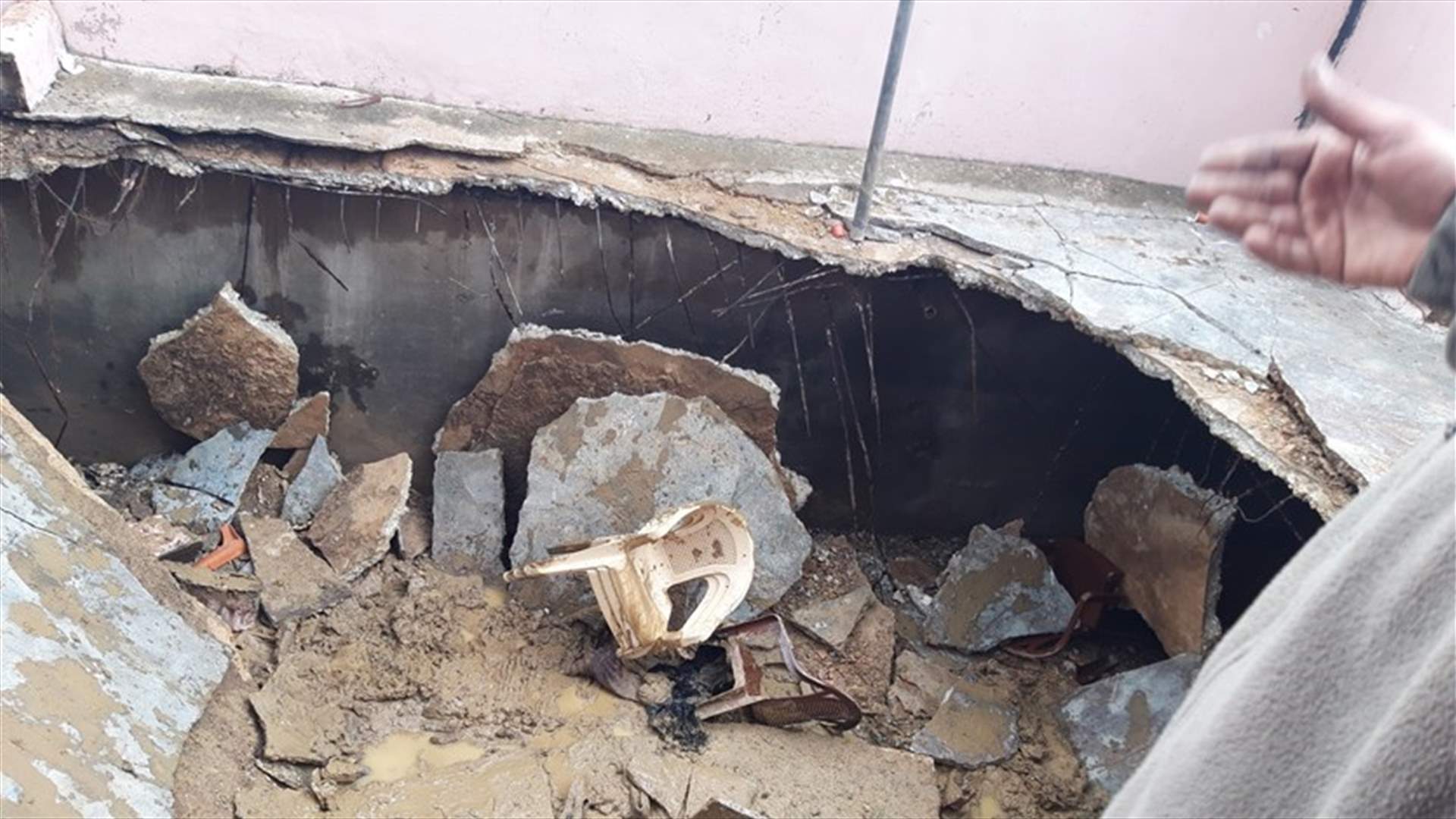 جرحى إثر انهيار سقف في فيسان- الهرمل (صورة)