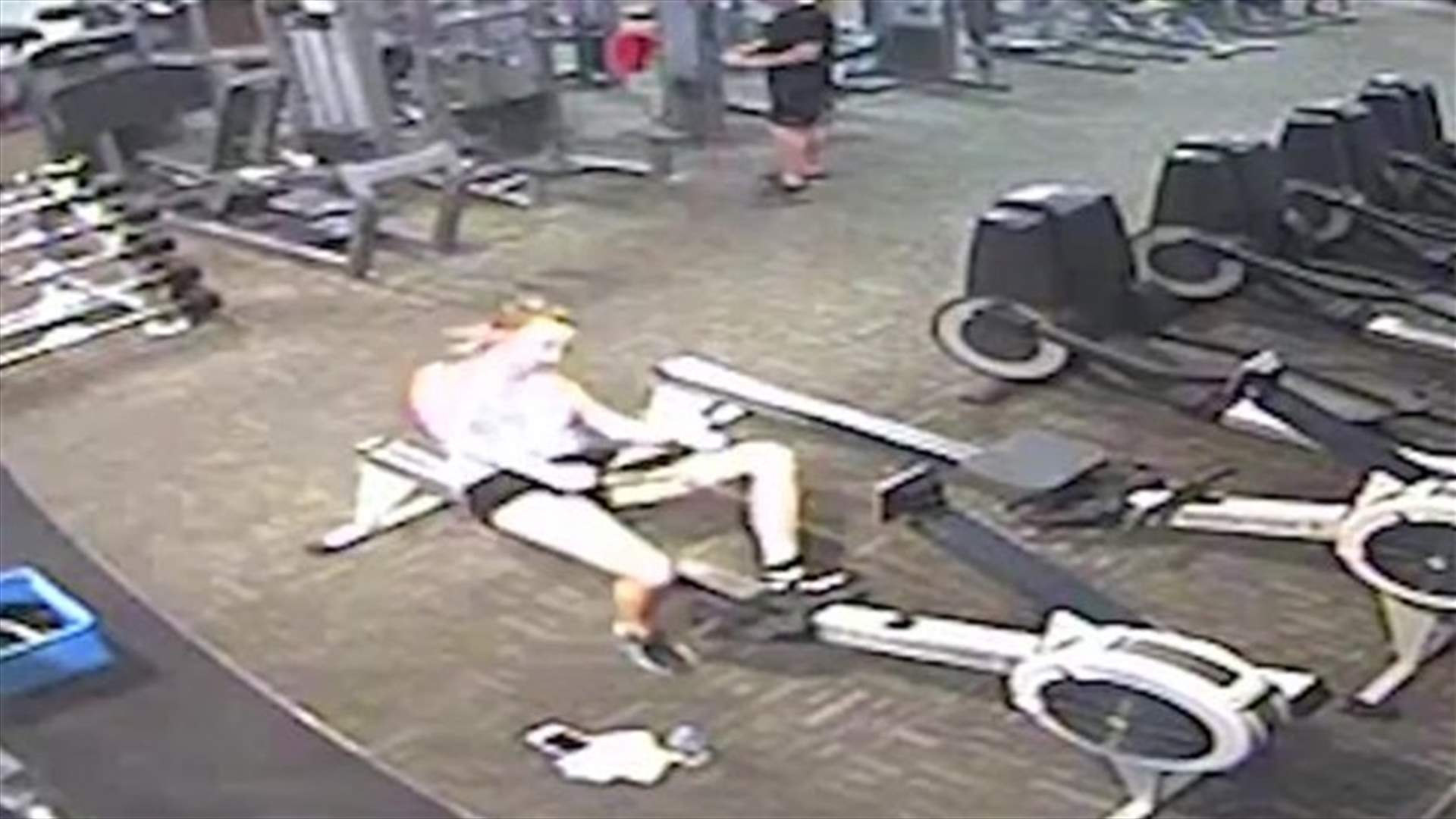 فيديو يوثّق إصابة شابة بنوبة قلبية أثناء ممارسة الرياضة داخل النادي