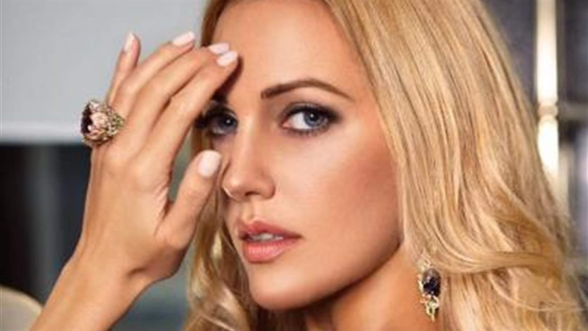 مريم أوزرلي مع والدها في صورة قديمة... حين كانت في الـ 23 من عمرها