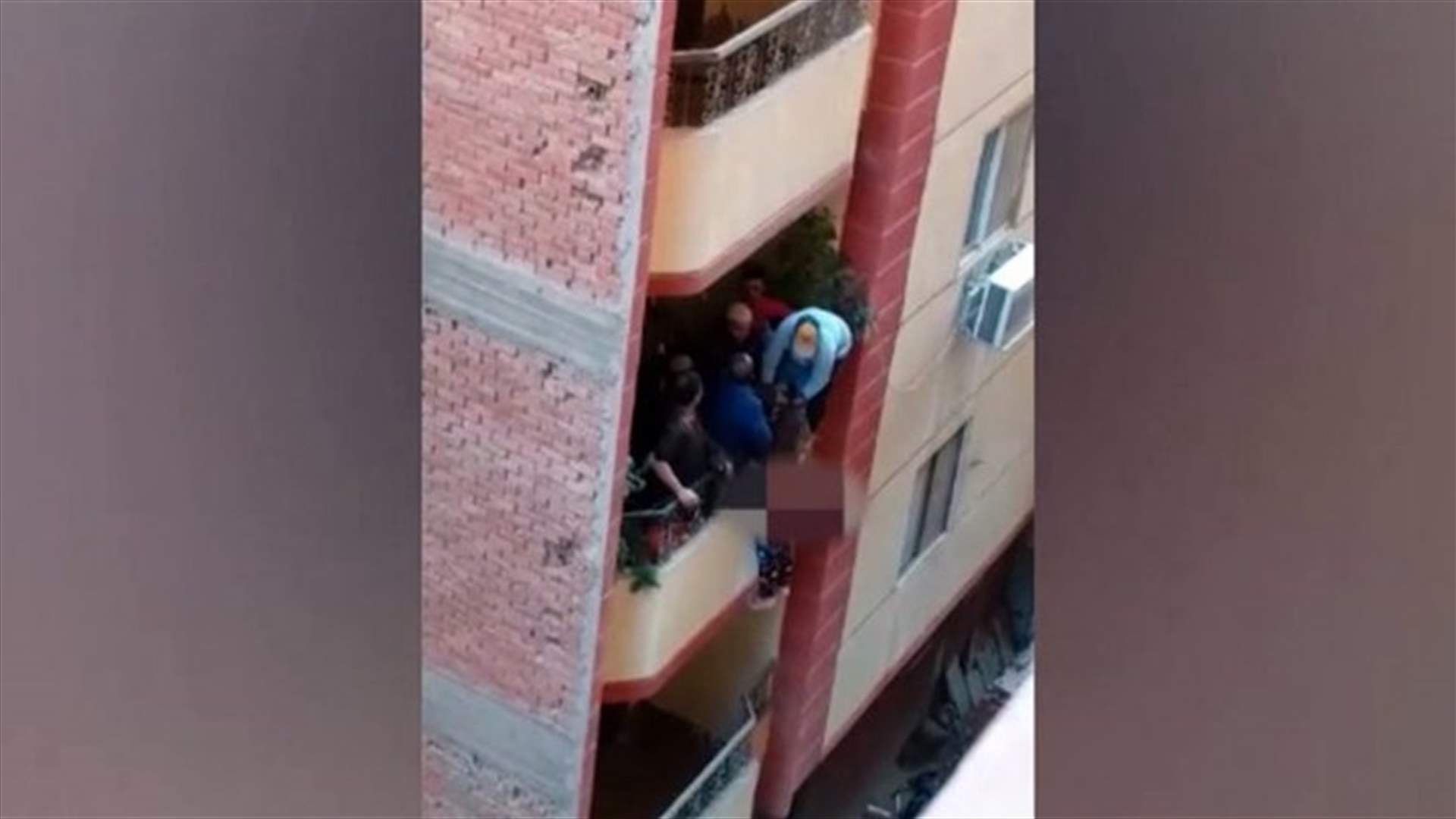 مصري حاول رمي زوجته من الشرفة بعد شهر من زواجهما والسبب لا يخطر في البال (فيديو)