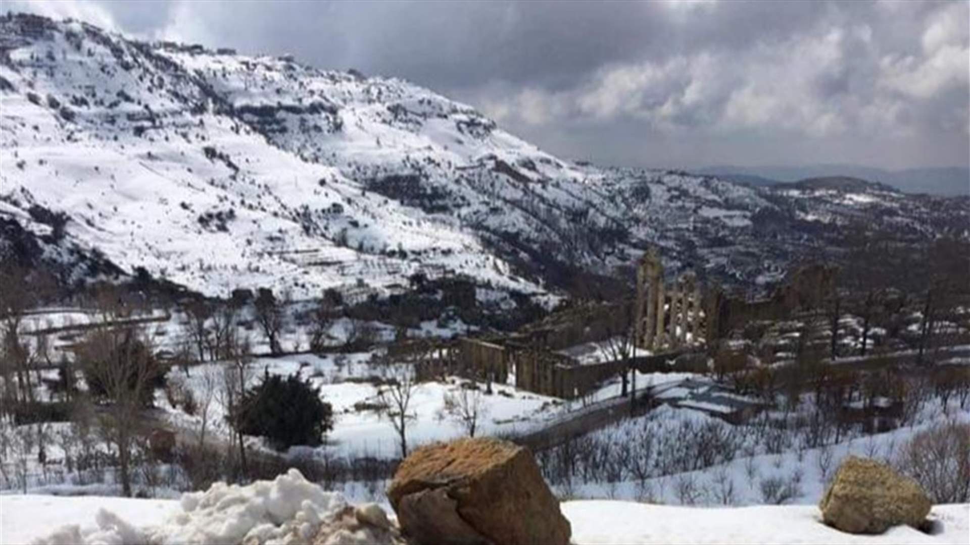 عناصر الدفاع المدني جرفت صخورًا سقطت على طريق كفردبيان