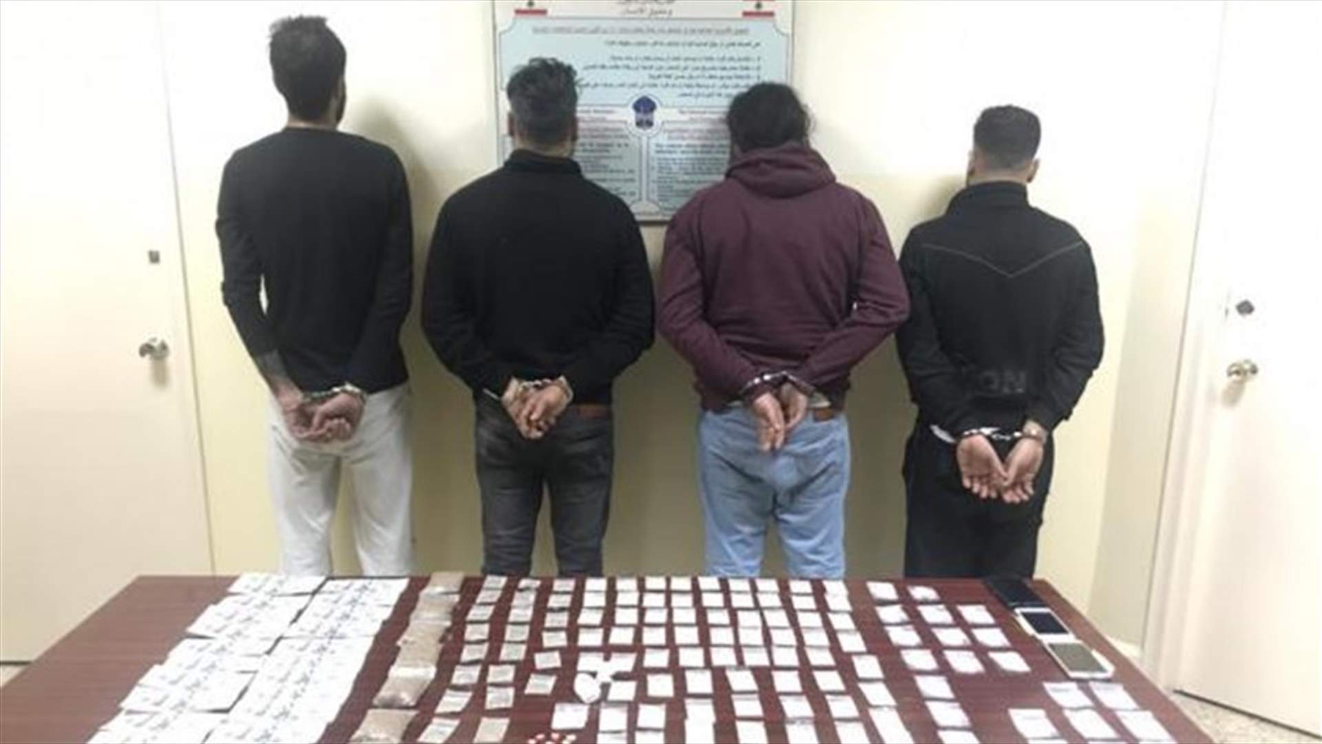 عصابة ترويج مخدرات وعملة مزيفة في قبضة شعبة المعلومات...