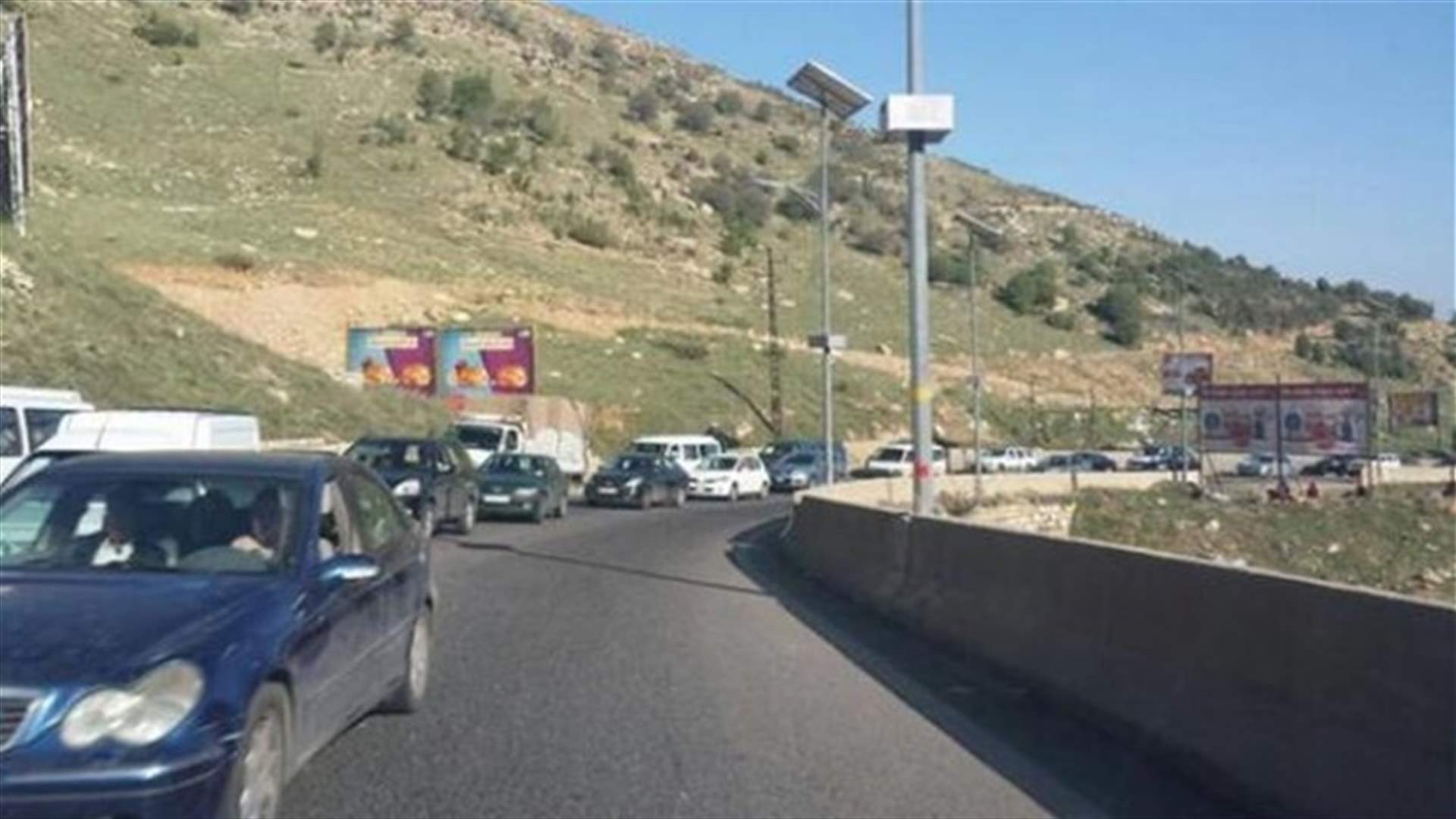 تجمع لأصحاب الشاحنات في ضهر البيدر إحتجاجا على قرار وقف العمل باللوحات الخضراء
