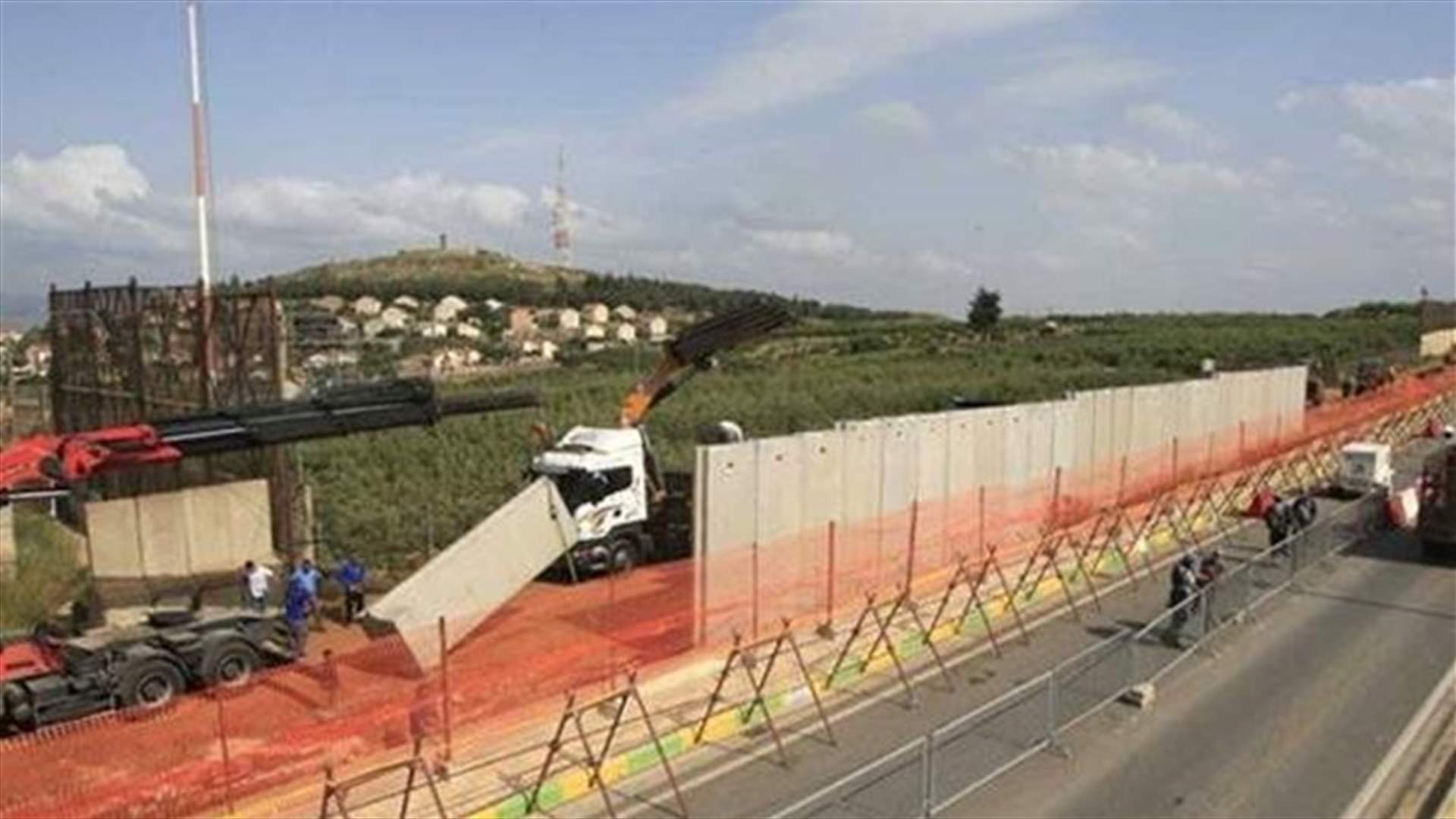 الجيش الاسرائيلي يواصل اعمال تركيب الجدار الاسمنتي قبالة كفركلا