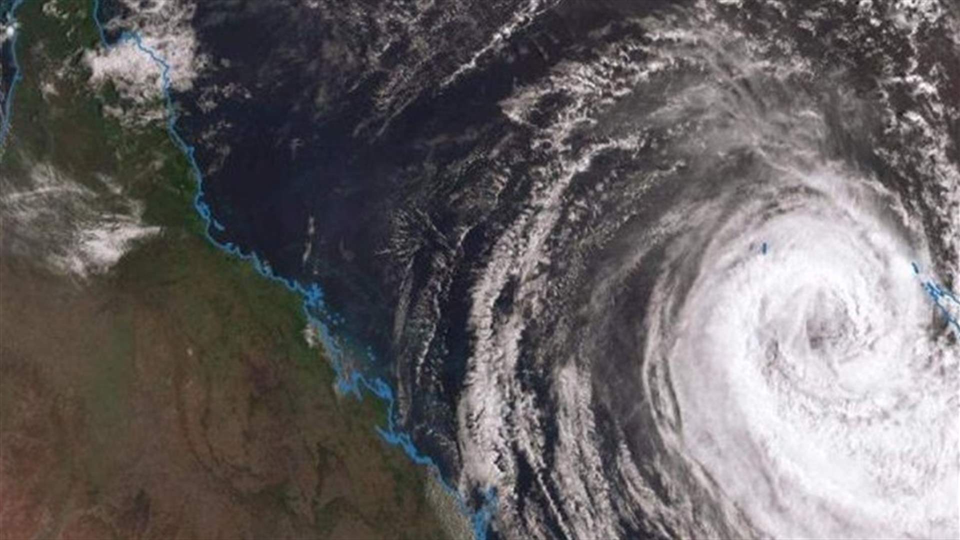 Cyclone Oma strengthens, Australian coast warning triggered