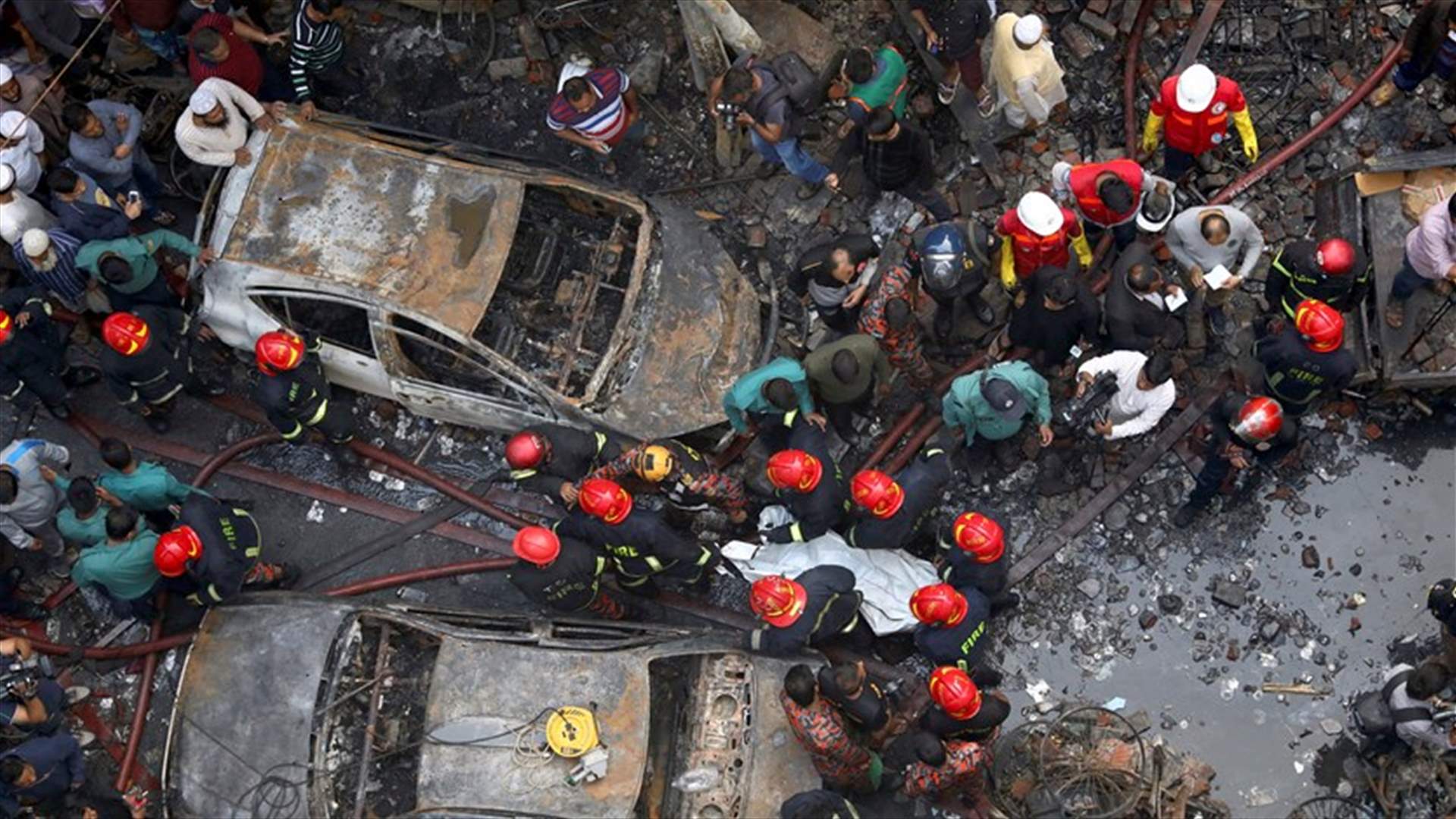 مآساة في بنغلادش... عشرات القتلى في حريق بمبنى سكني (صور)