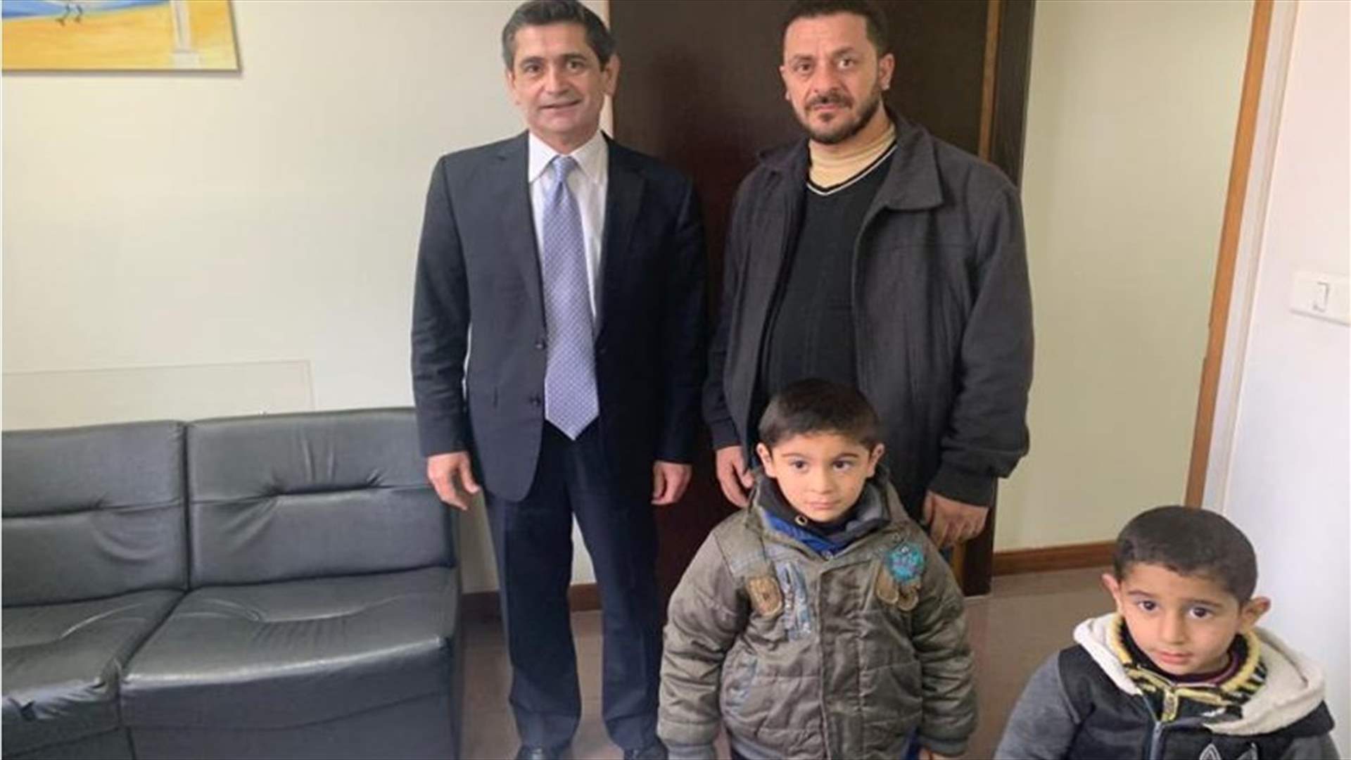 قيومجيان التقى مواطنا هدد بإحراق نفسه... وشرح له خدمات الوزارة