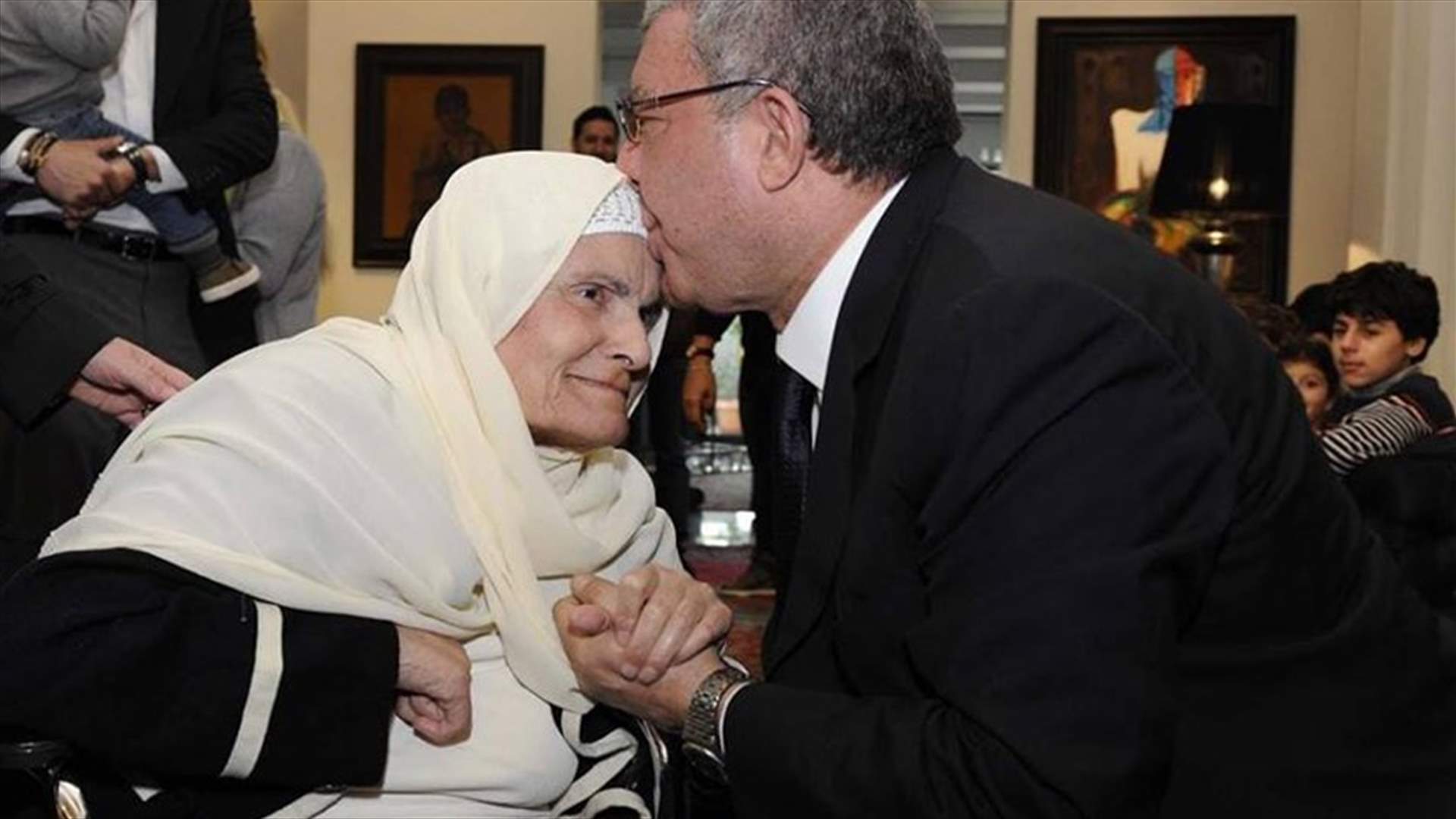 المشنوق مودعا والدته: دنياي لا تعرف من غيرك حنان