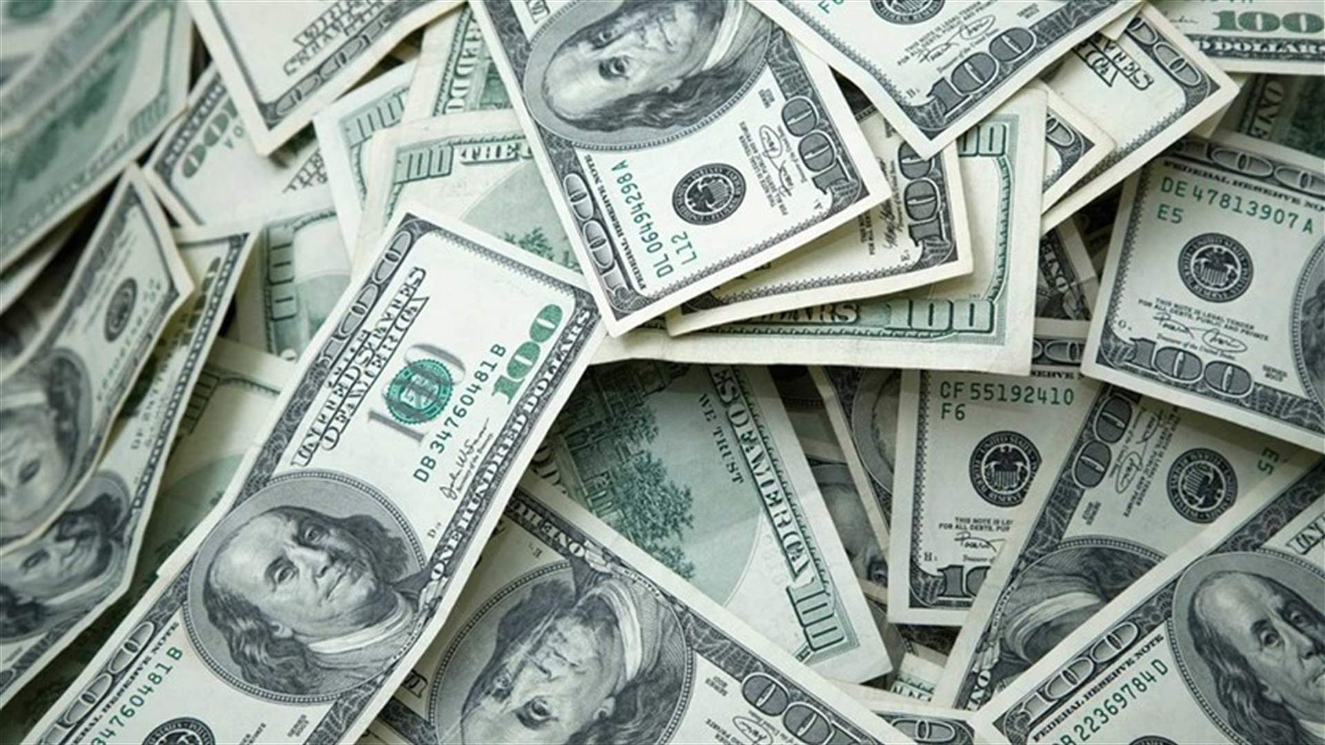 الحظ حالفهما من المحاولة الأولى... فازا بمئة ألف دولار في اليانصيب