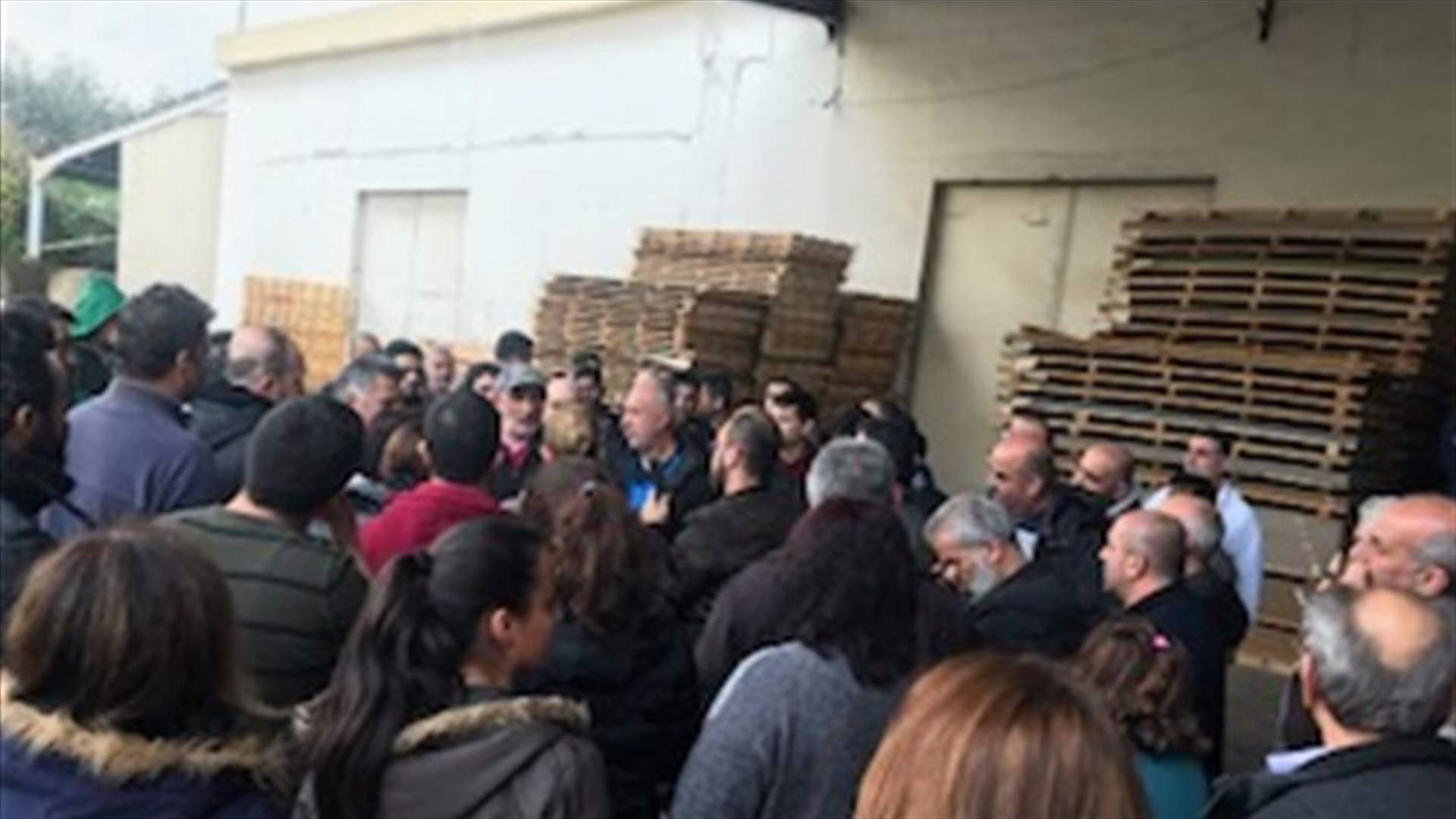 اعتصام لعمال معمل بيوري بلاست في جبيل رفضا لقرار إقفاله