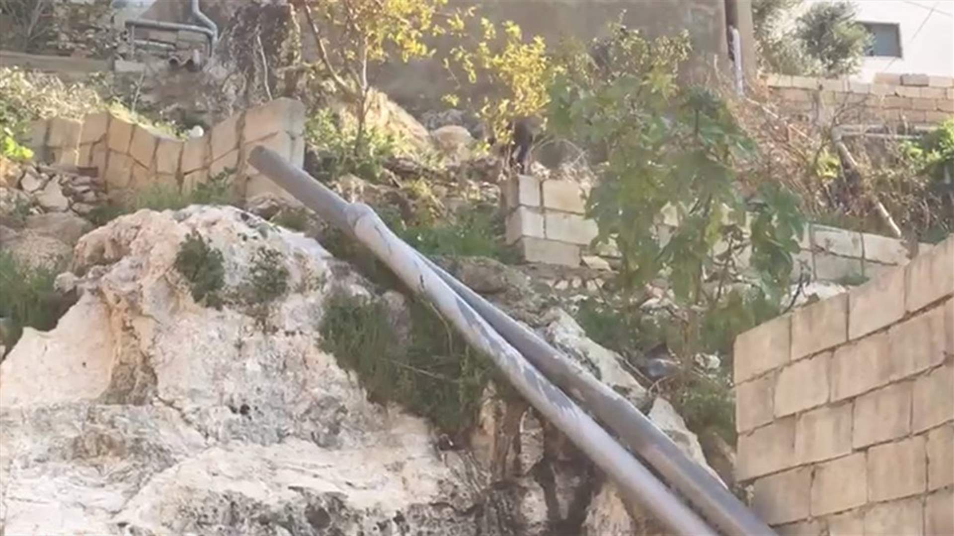 نزع كامل شبكة الصرف الصحي للمنازل في حي العرش في عدلون