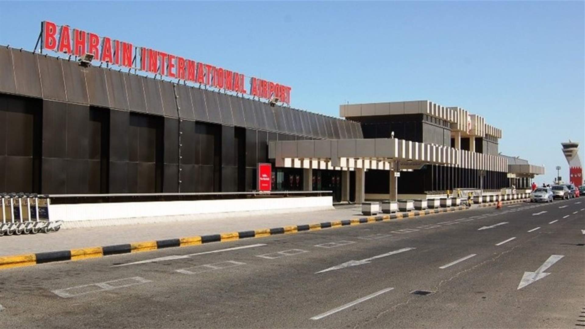خدّر المسافرين في مطار البحرين لسرقة أموالهم