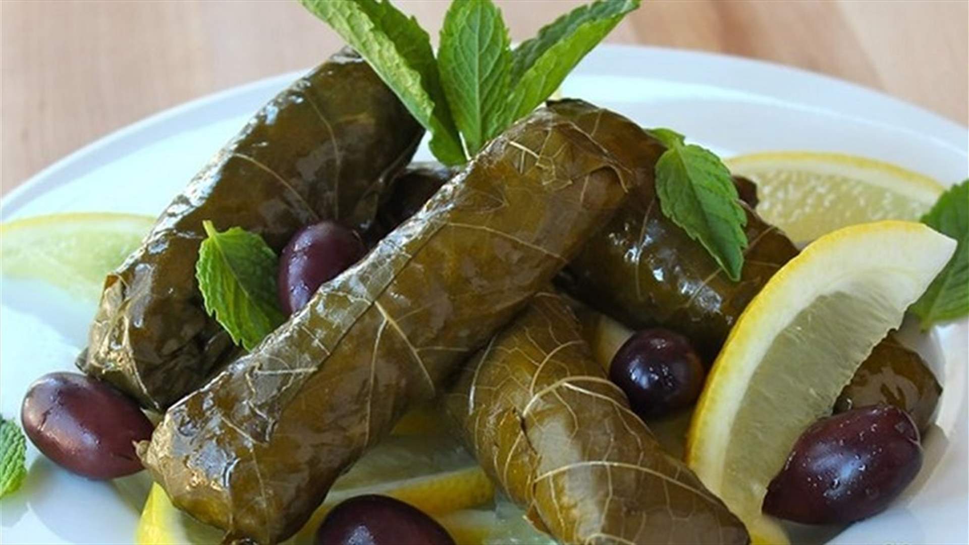 طريقة سريعة وسهلة لِلفّ ورق العنب (فيديو)