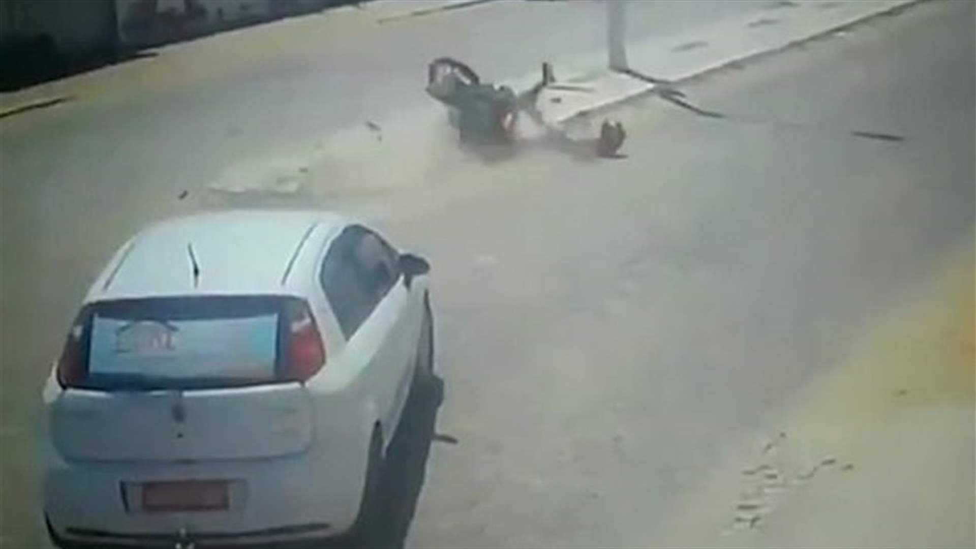 سائق دراجة نارية يتعرّض لحادثين مروعين بفارق لحظات (فيديو)