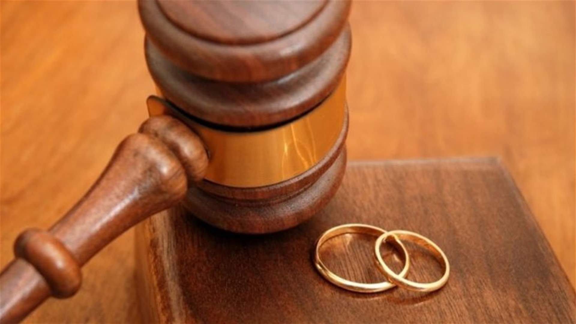 امرأة تنفصل عن زوحها لأنه يبكي دائماً