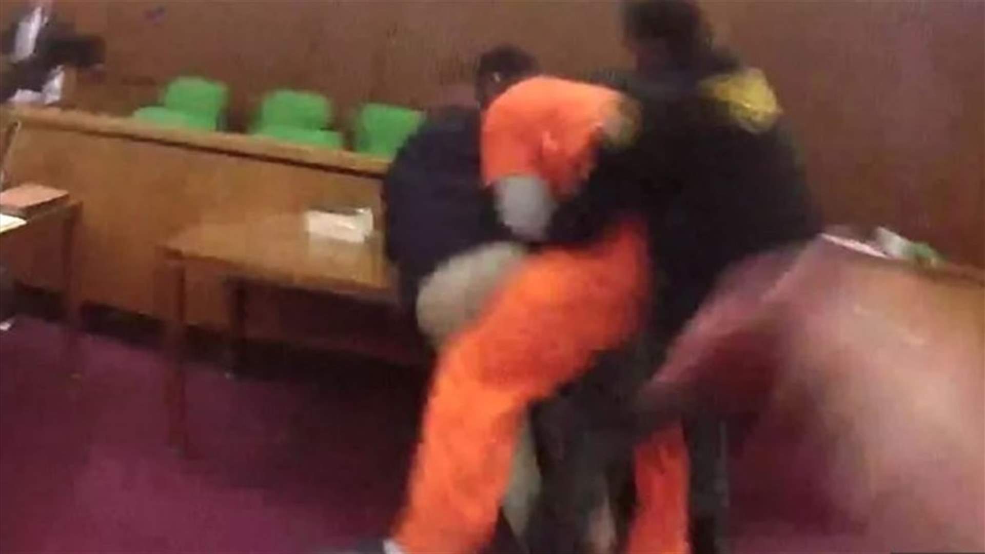 سجين ينهال بالضرب على محاميه داخل المحكمة بعد صدور الحكم بحقّه