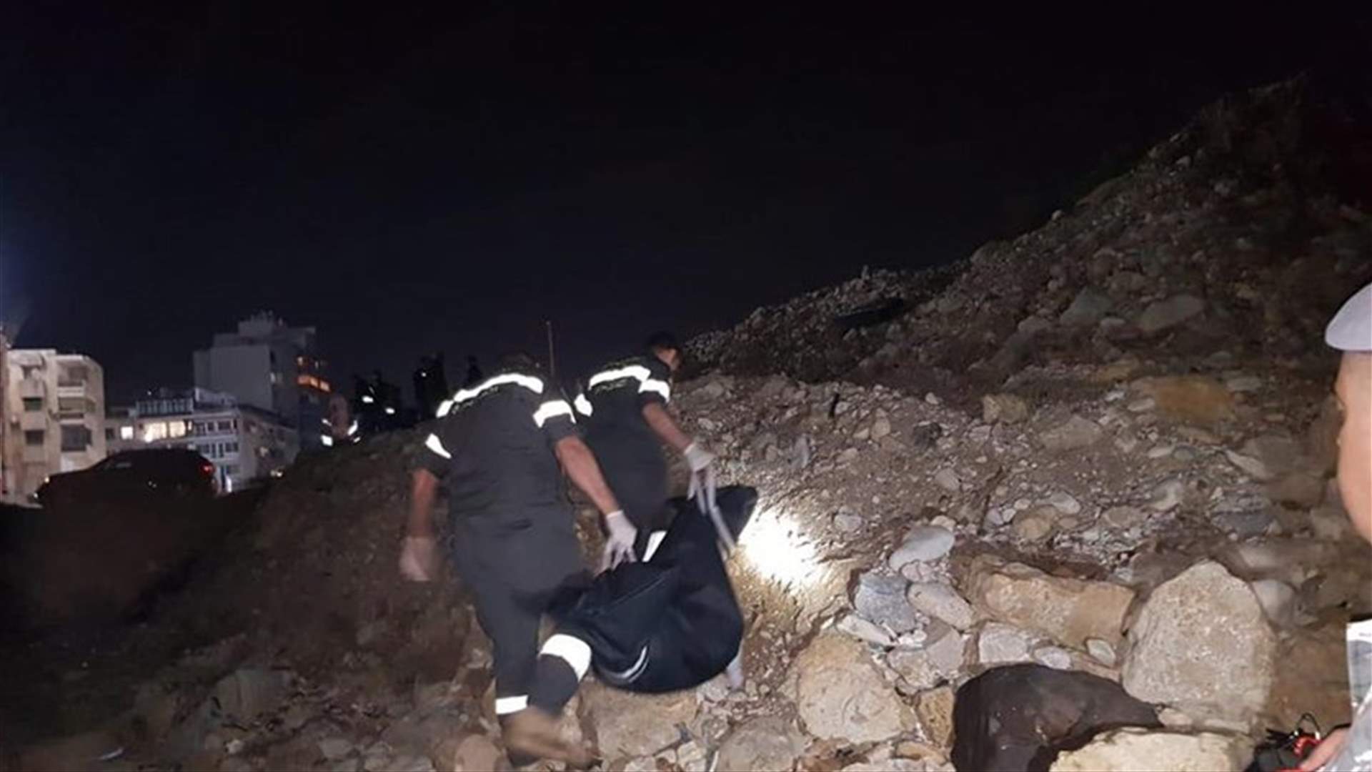 انتشال جثة امرأة من البحر قبالة انطلياس...  (صور)
