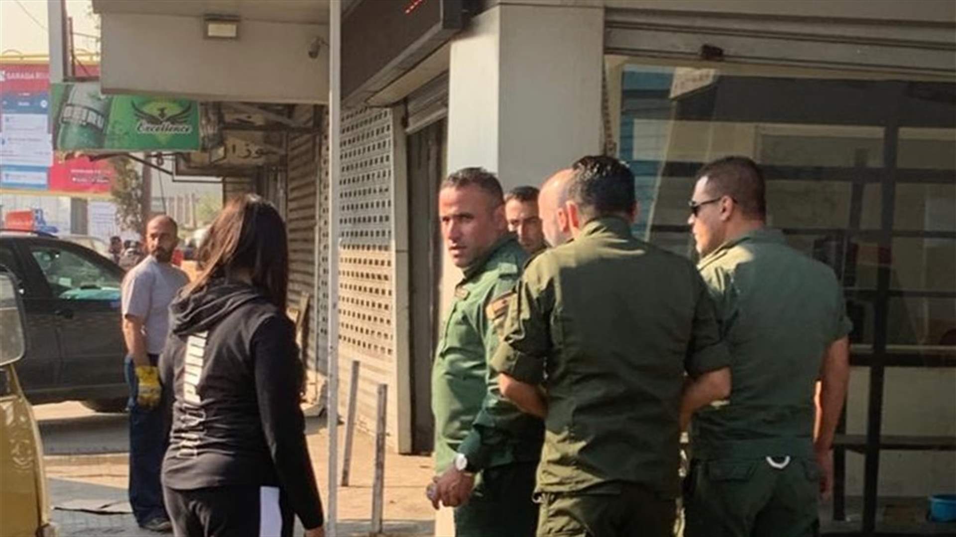شبيب يسمح لاصحاب المحال المخالفة باخلاء بضائعهم وتصريفها (صور)