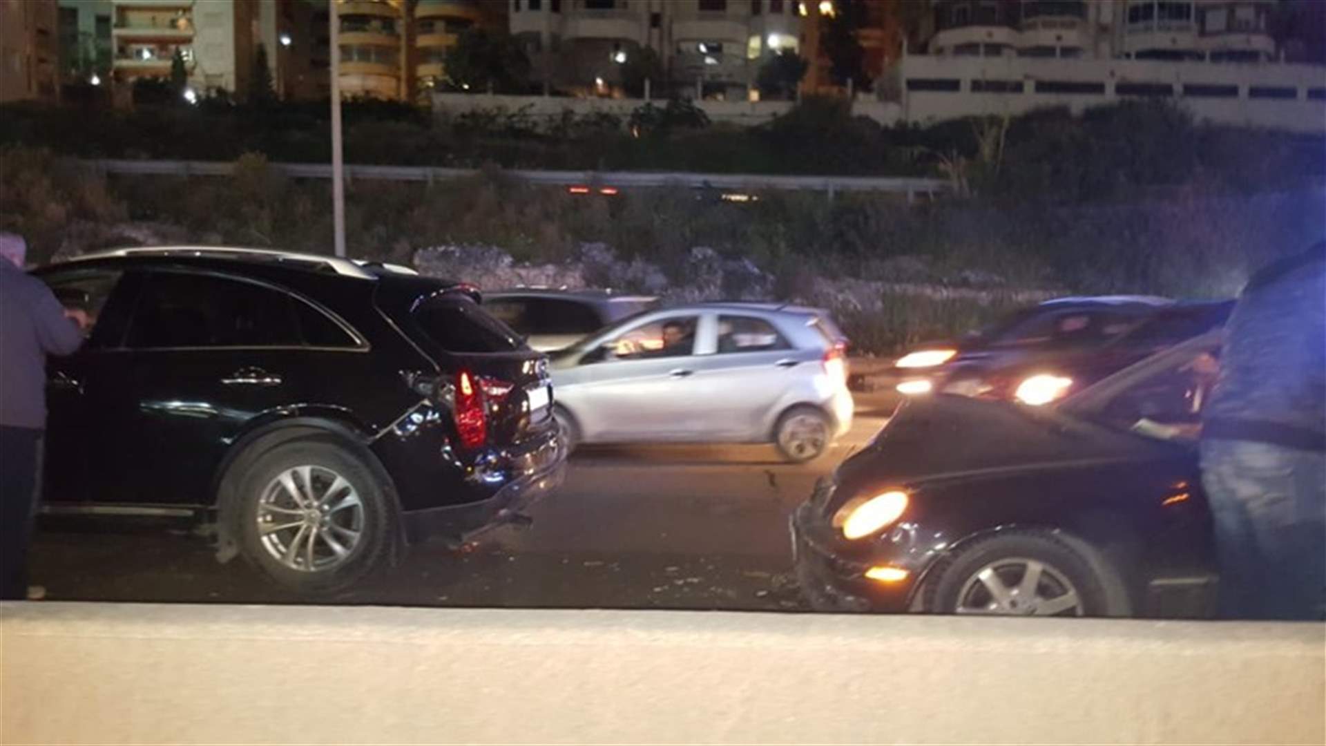 جريح في تصادم بين 3 سيارات على اوتوستراد خلدة باتجاه بيروت (صور)
