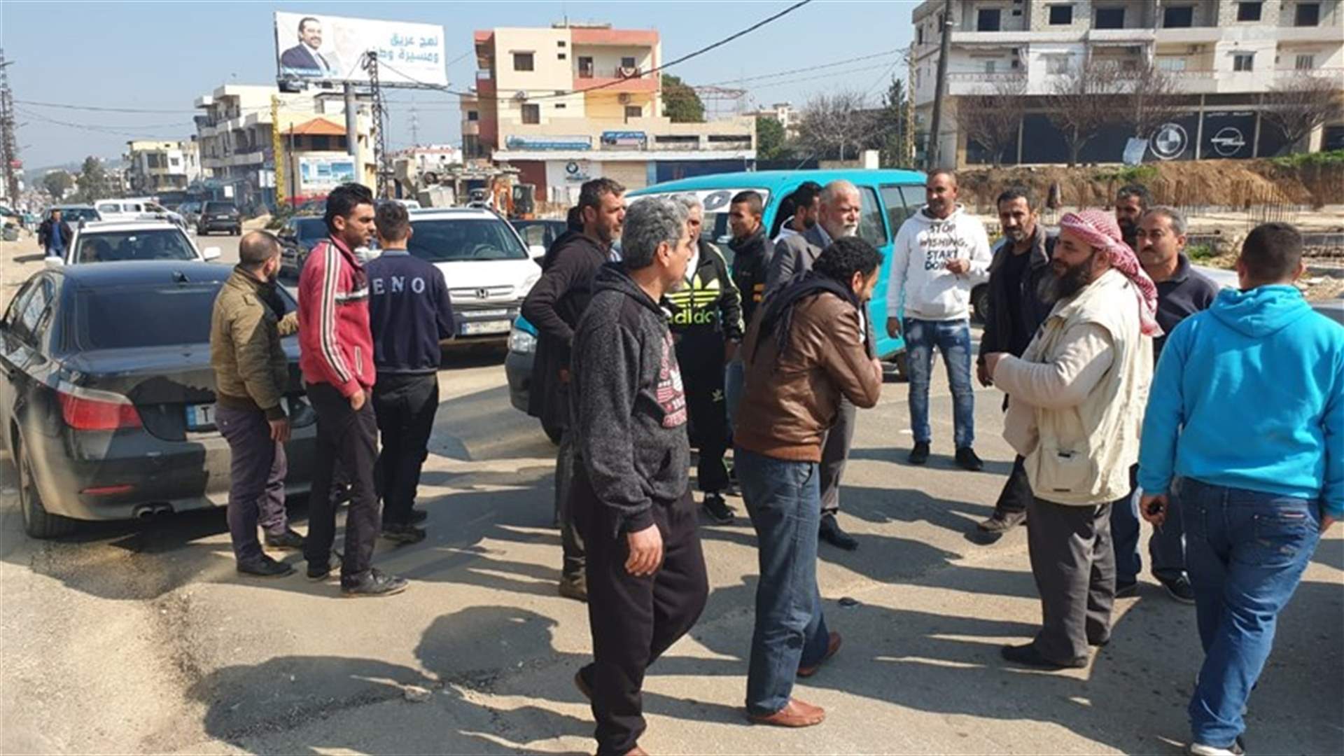 اعتصام على أوتوستراد حلبا احتجاجًا على مطب يتسبب بحوادث سير