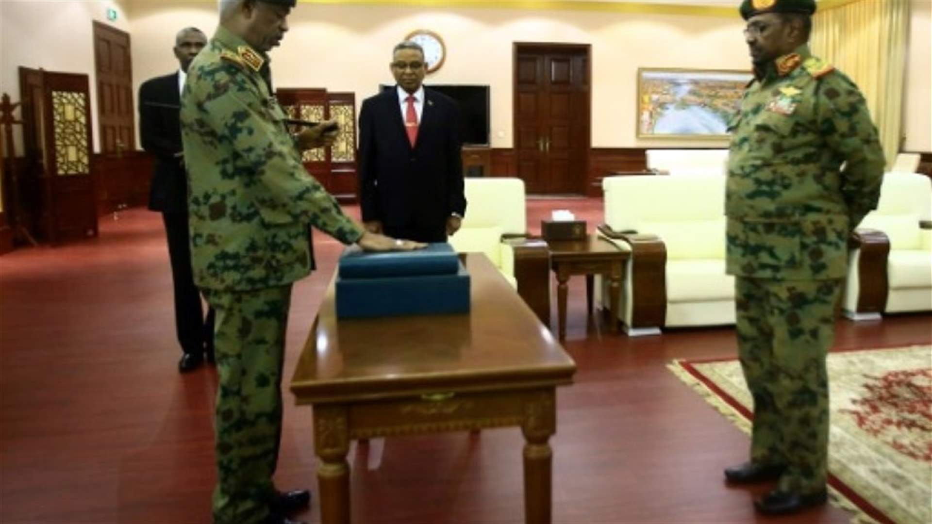 رئيس الوزراء السوداني الجديد يؤدي اليمين