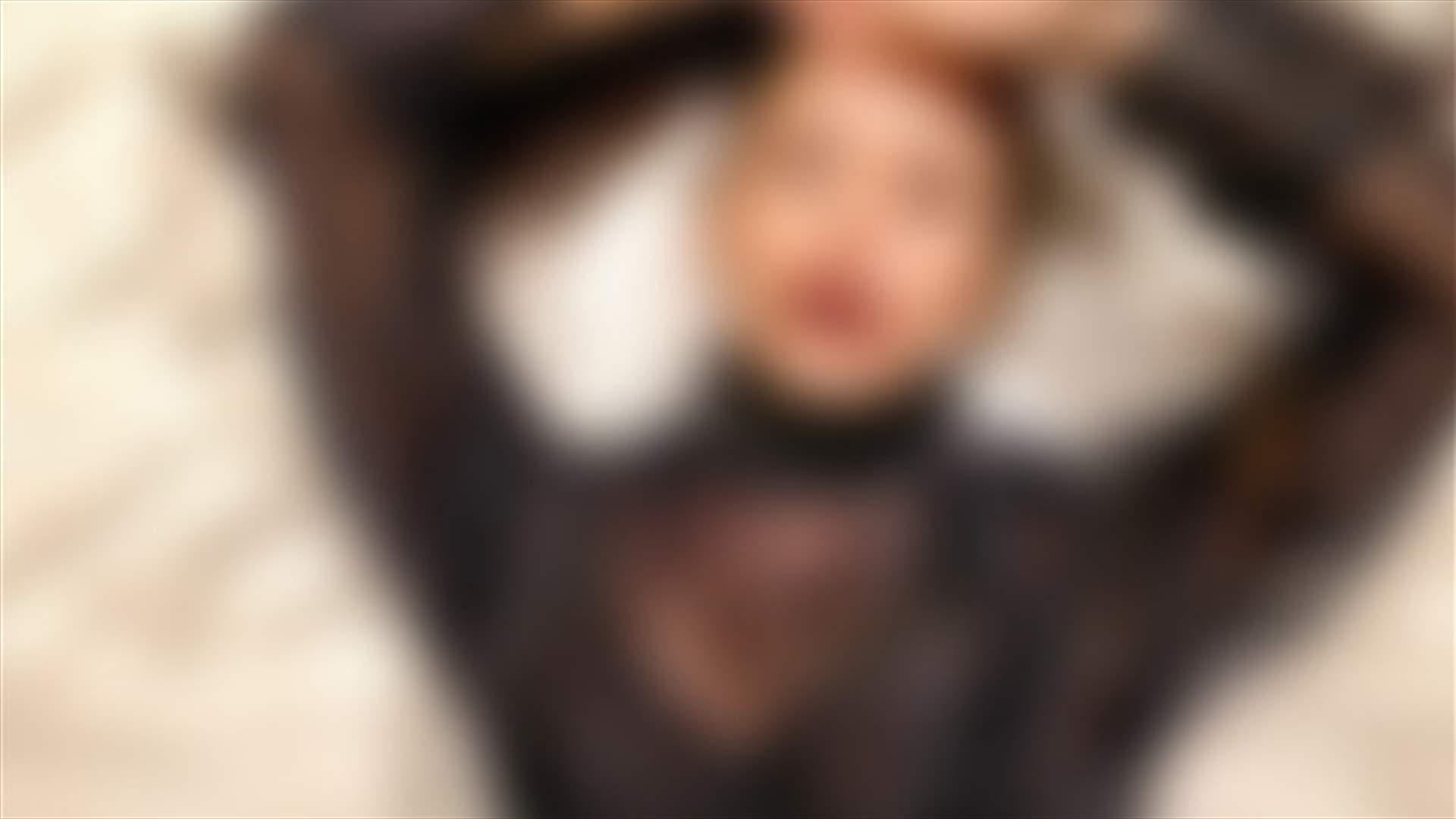 ممثلة لبنانية بقميص شفاف في باريس.. صورتها وُصفت بالجريئة