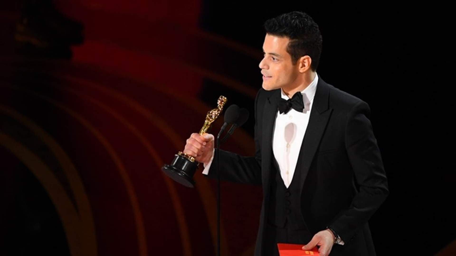 رامي مالك أول ممثل عربي يفوز بأوسكار... وسقطة محرجة بعد تسلّم الجائزة