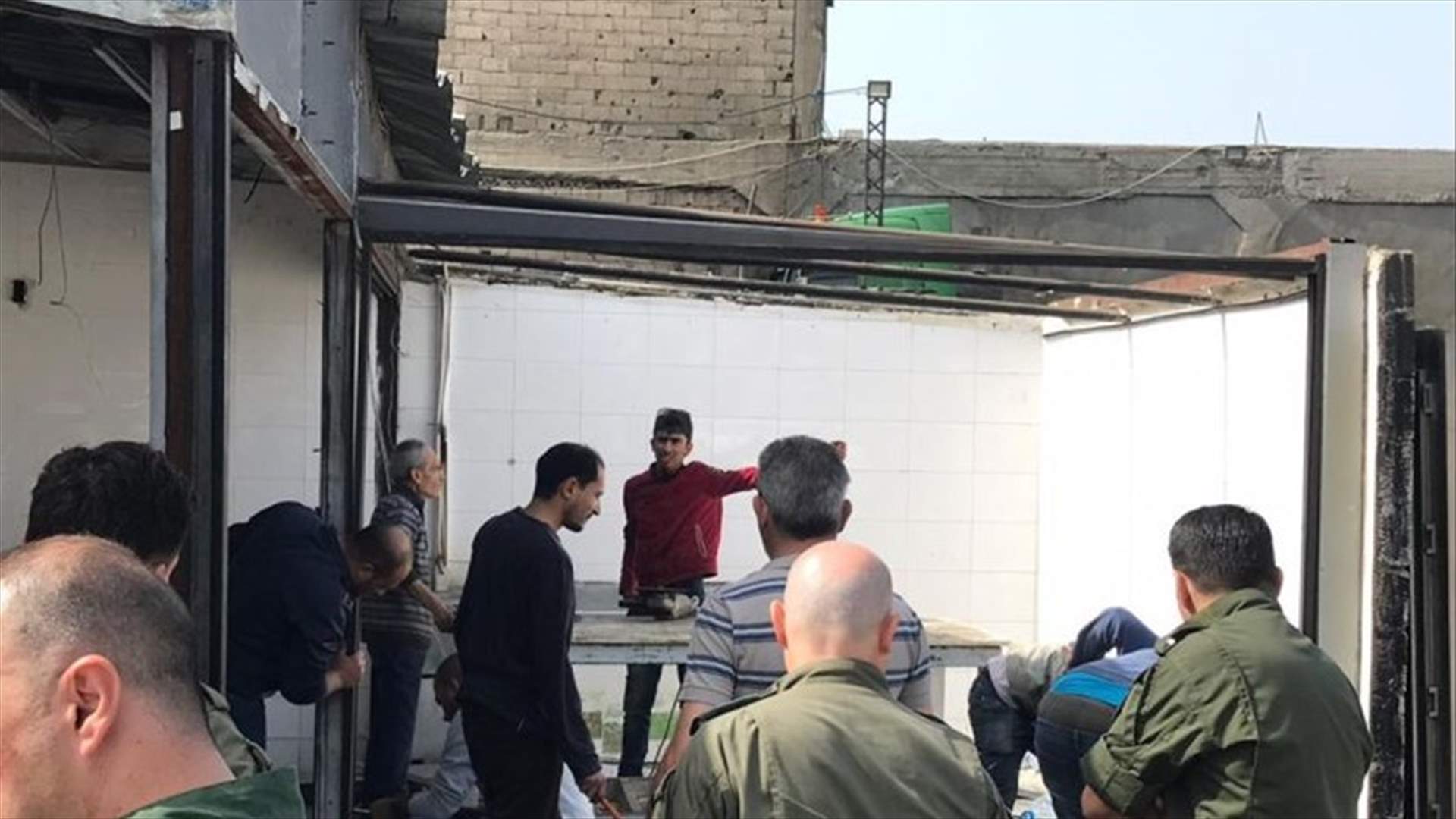 تفكيك و هدم المحال المخالفة عند مدخل بيروت الشمالي... (صور)