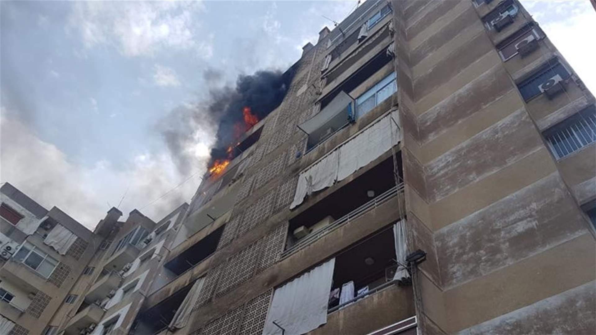 الدفاع المدني يخمد حريقا في مبنى سكني في الزلقا (صور)